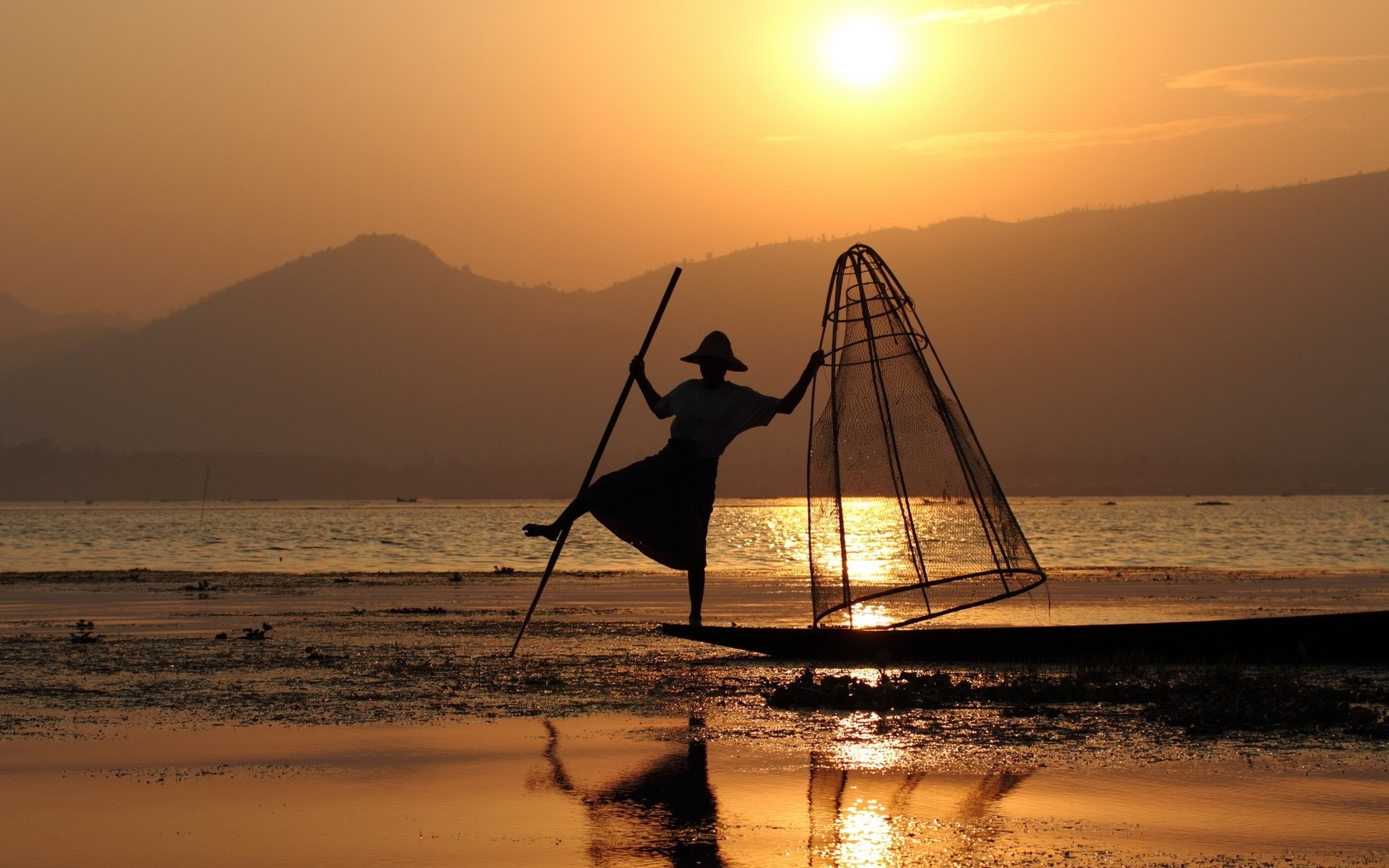 Fisherman with net at sunset on Inle Lake, Myanmar HD Wallpaper