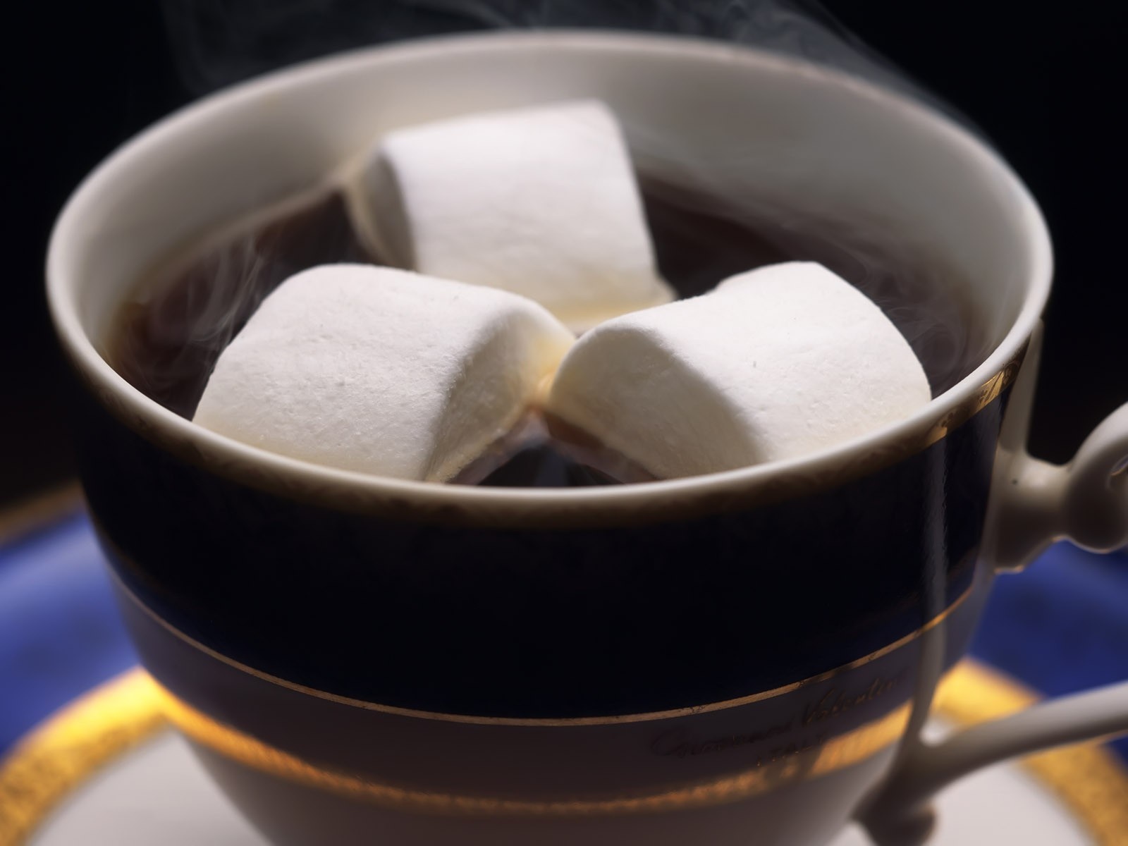 Hot drink with marshmallows in a cup HD Wallpaper