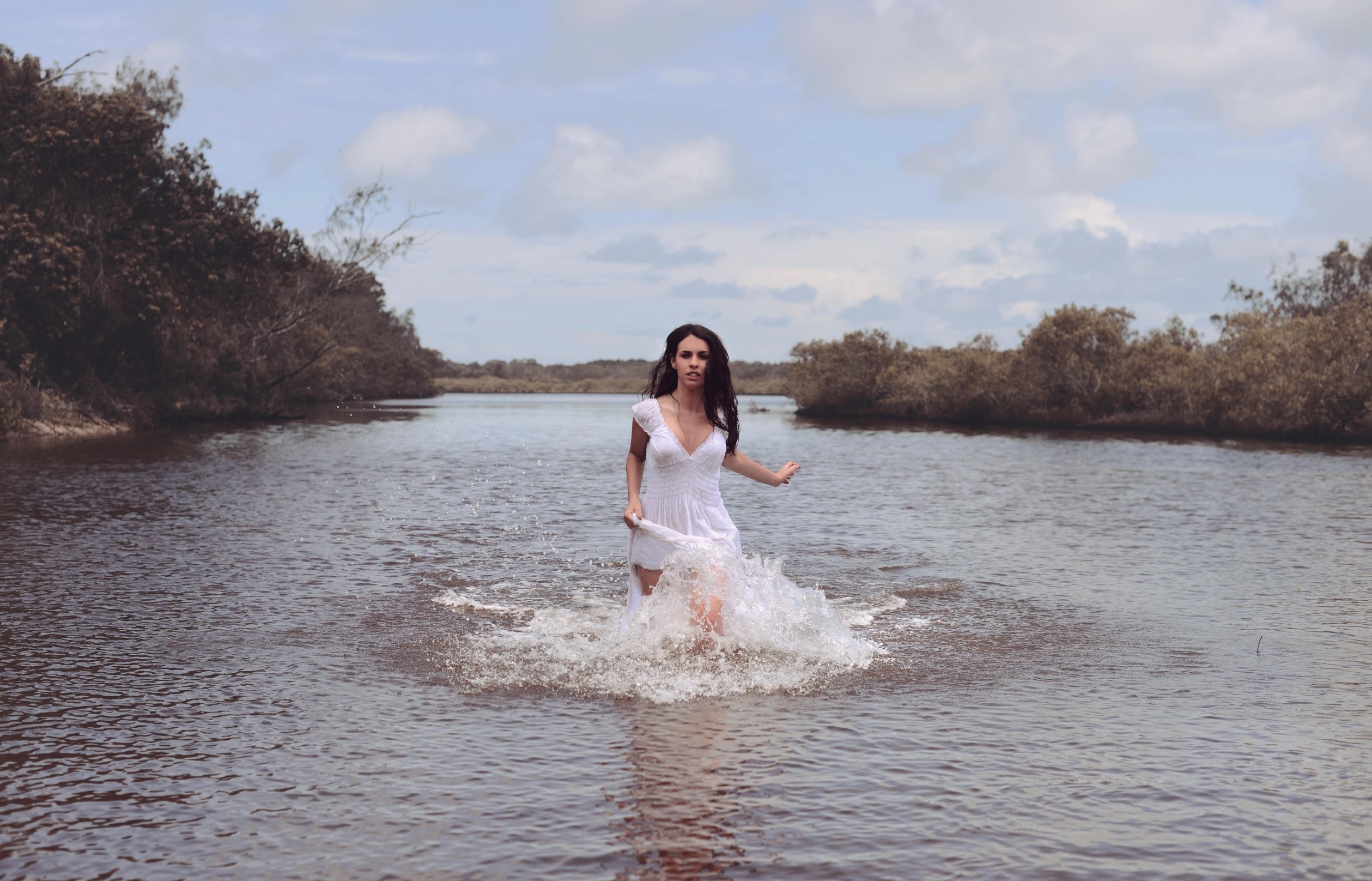 Woman in white dress running through water HD Wallpaper