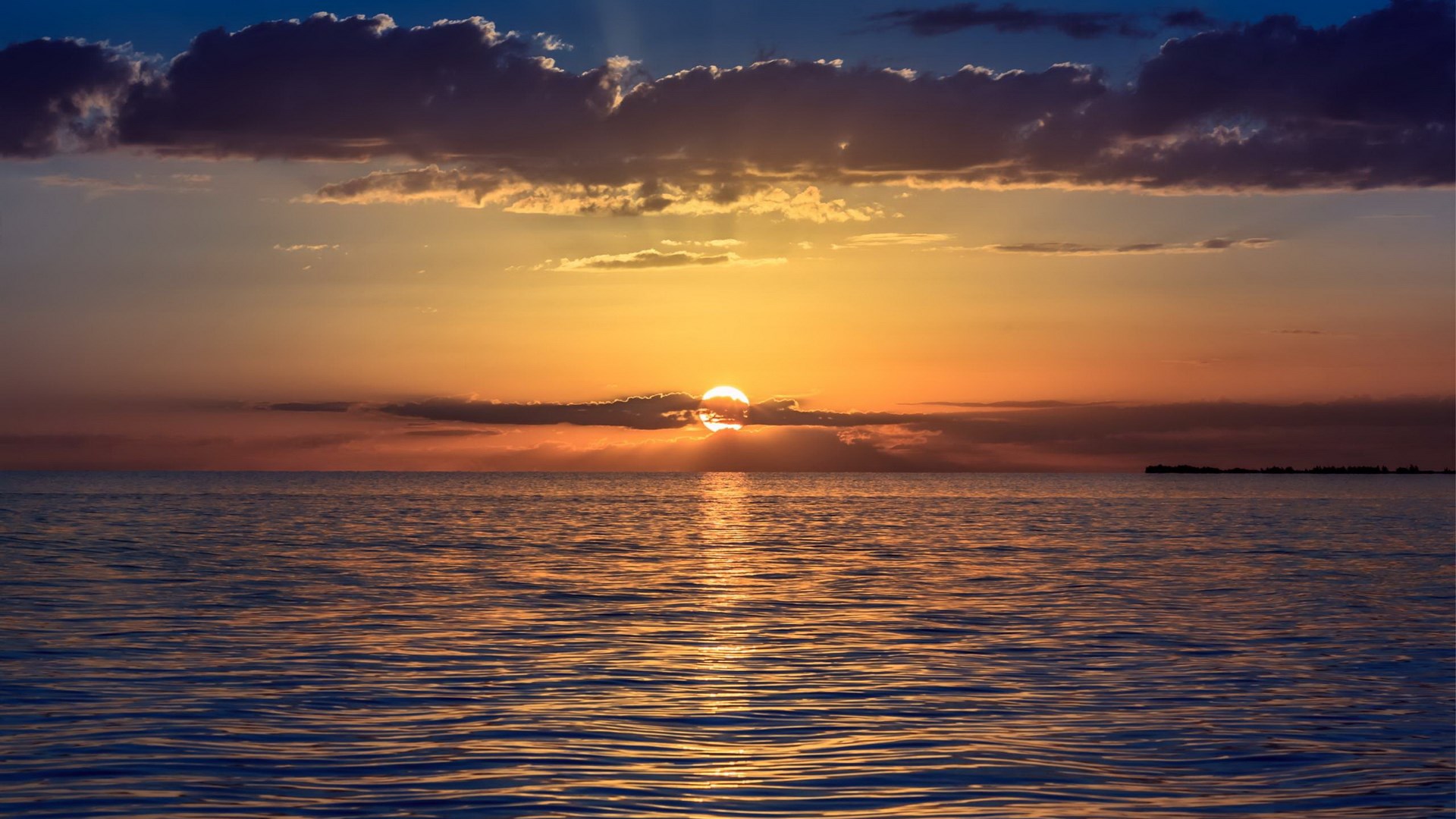 Sunset over the ocean with clouds HD Wallpaper