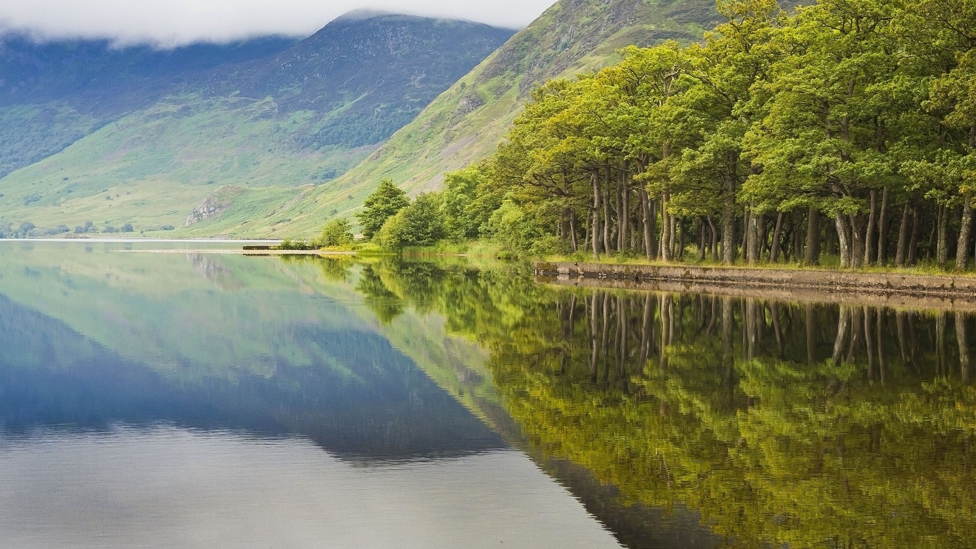 Lake reflection of mountains and trees HD Wallpaper