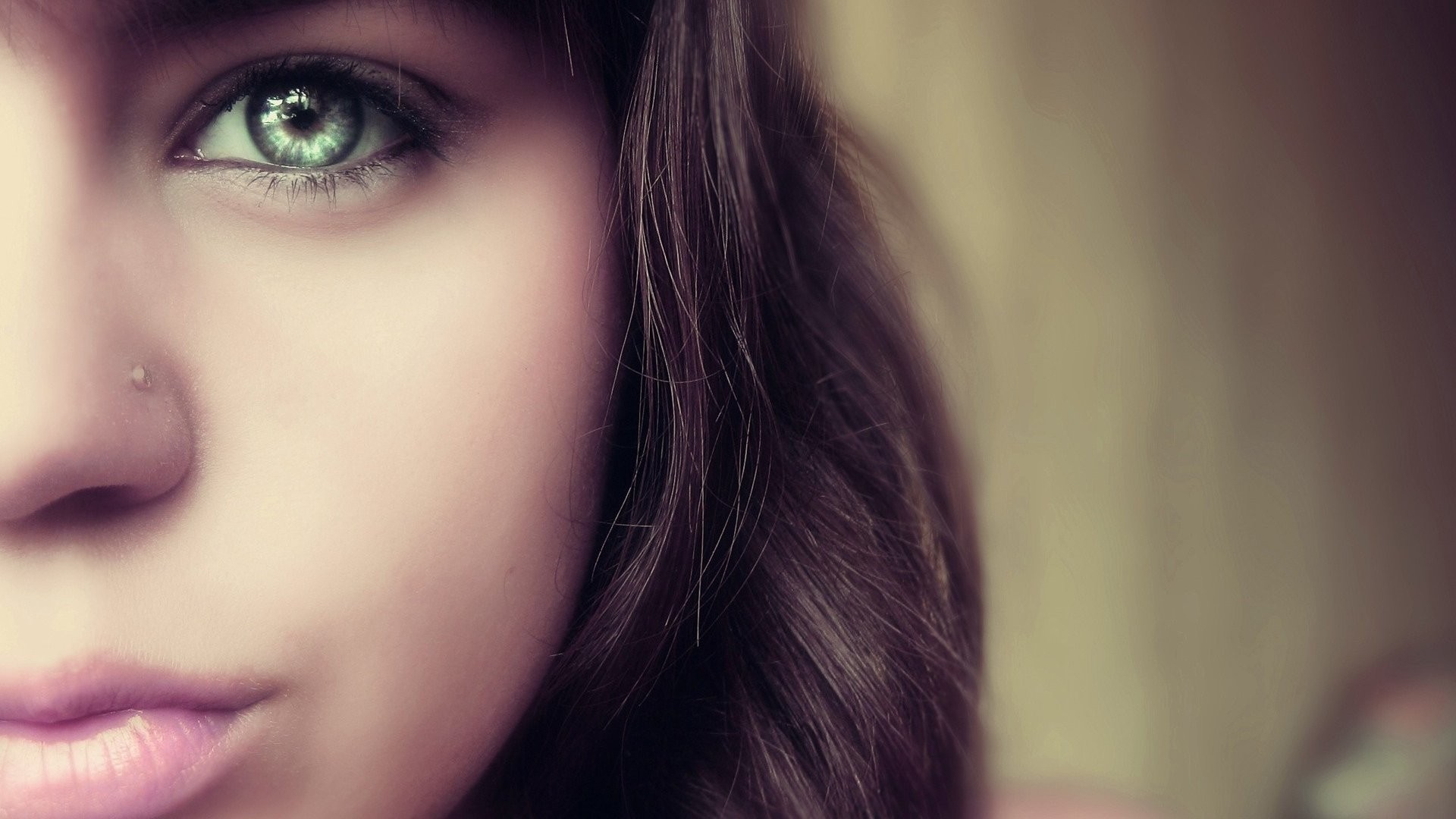 Close up of a young woman's face with green eyes HD Wallpaper