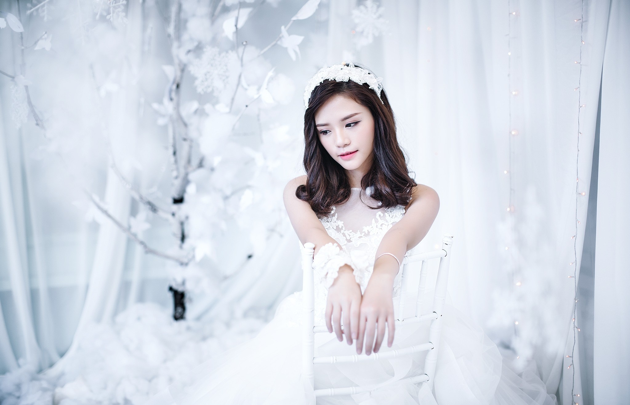 Woman in a white wedding dress with a floral headband HD Wallpaper