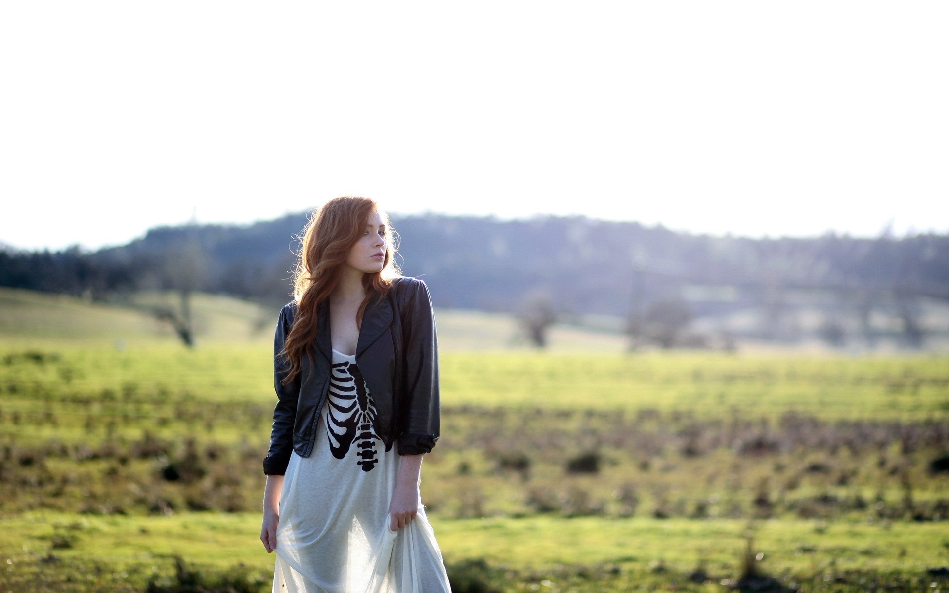 Woman with red hair in a field HD Wallpaper