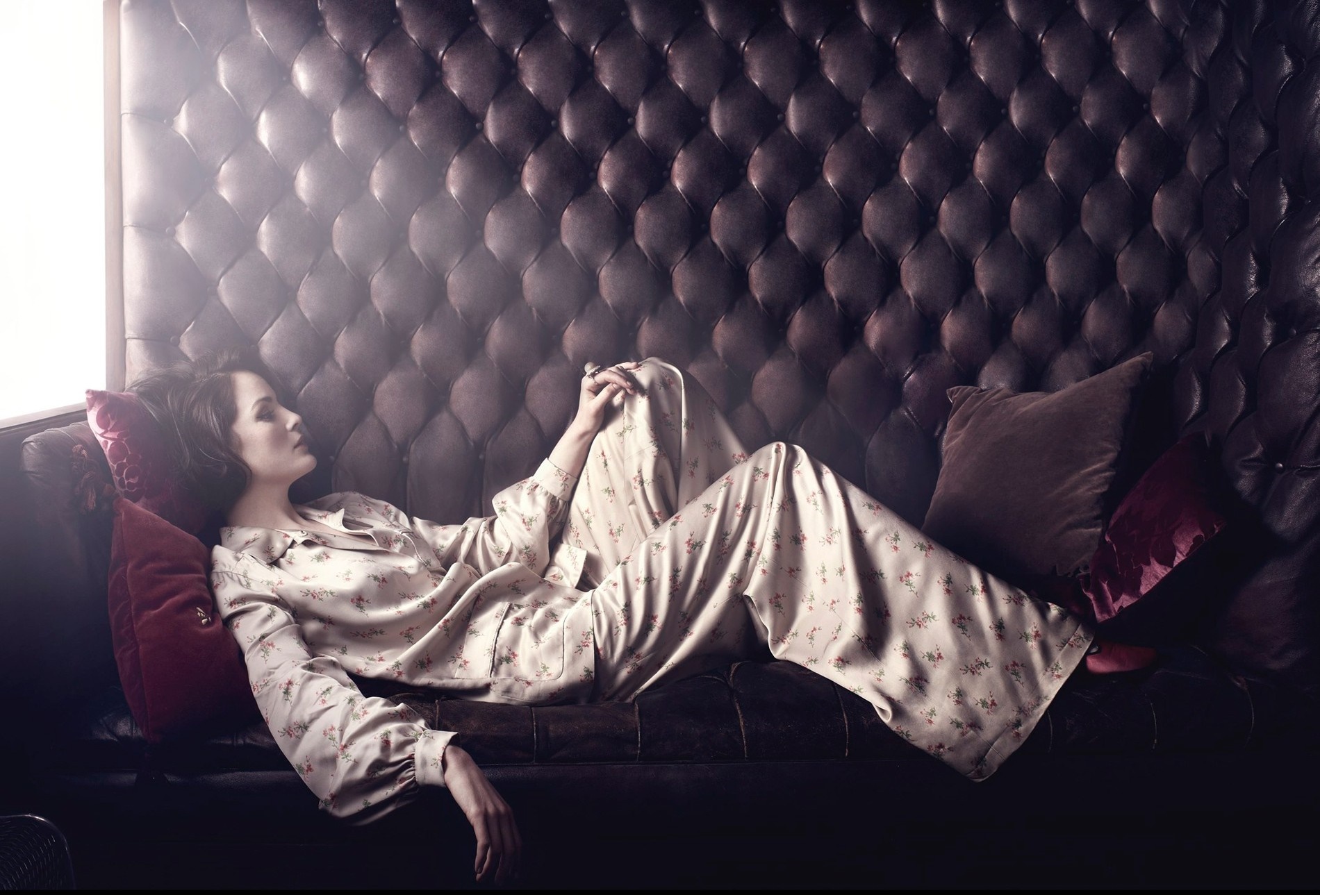 Michelle Dockery on a tufted leather couch HD Wallpaper