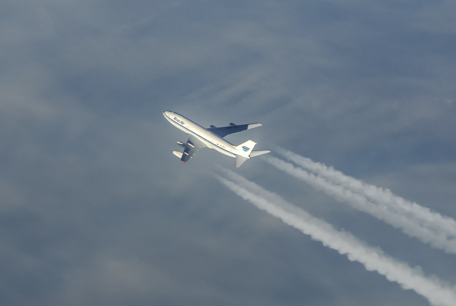 Korean Air IL-86 Aircraft Flying with Contrails HD Wallpaper
