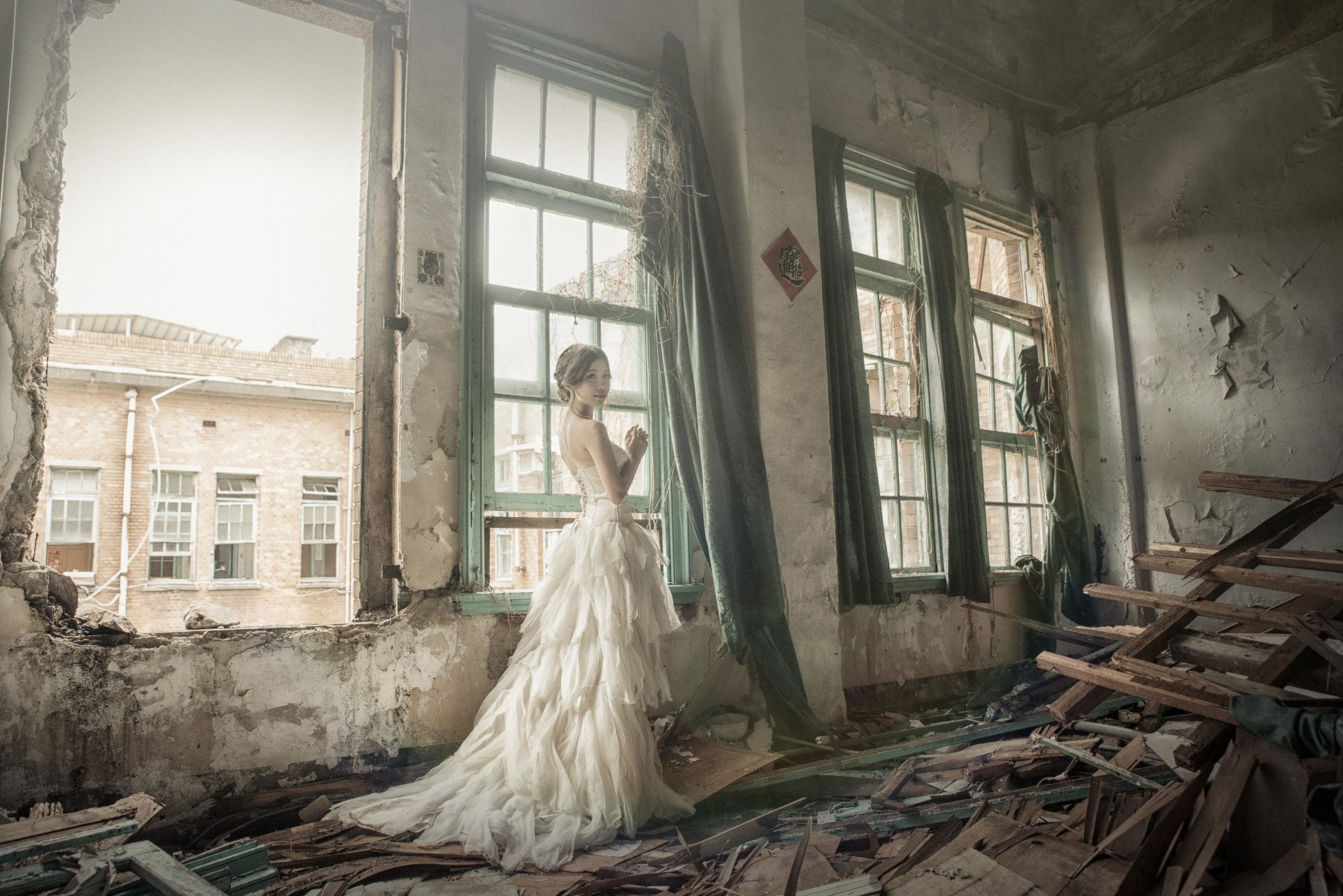 Woman in a wedding dress in a ruined building HD Wallpaper