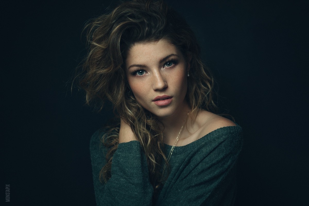 Woman with curly brown hair and blue eyes HD Wallpaper