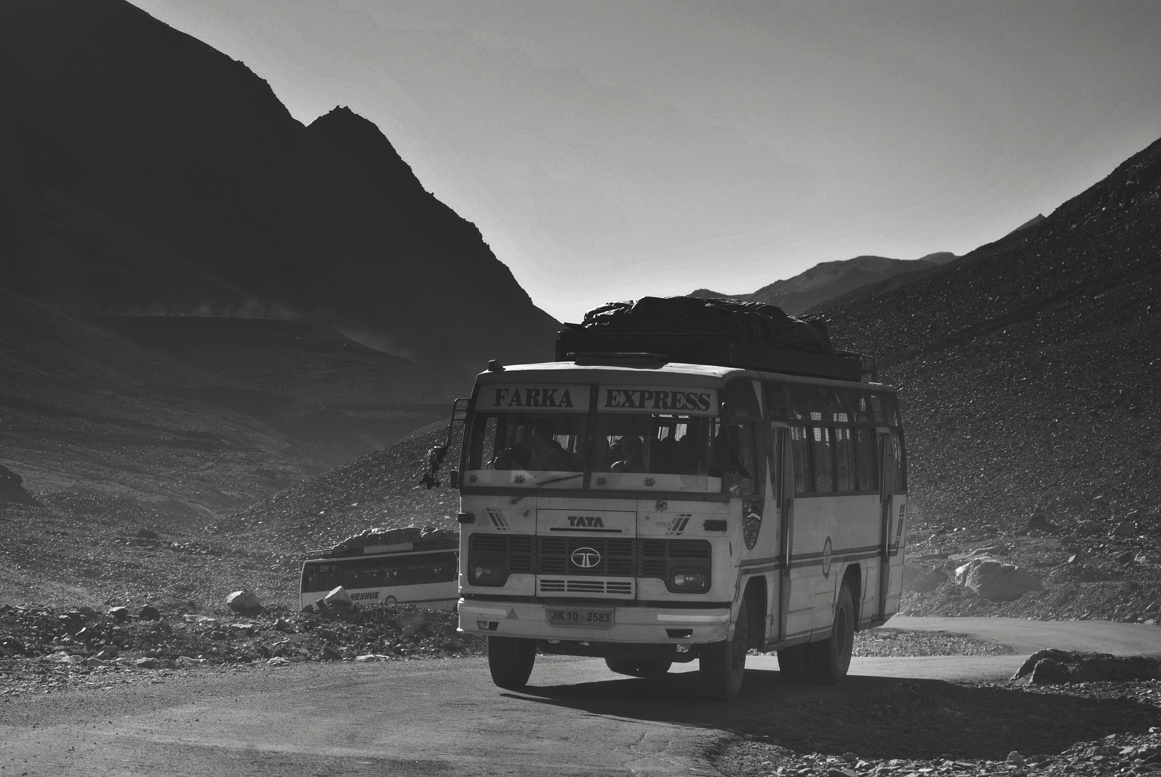 Bus on a mountain road HD Wallpaper