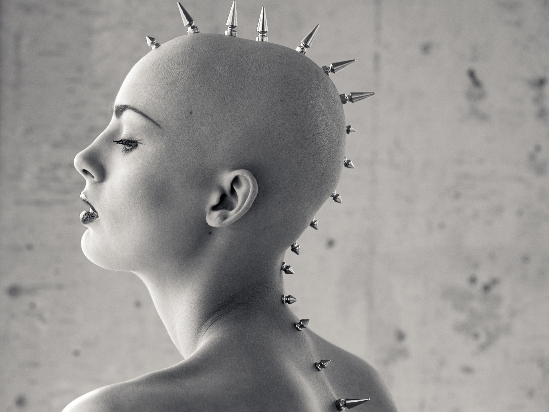 Bald woman with spikes on head and neck HD Wallpaper