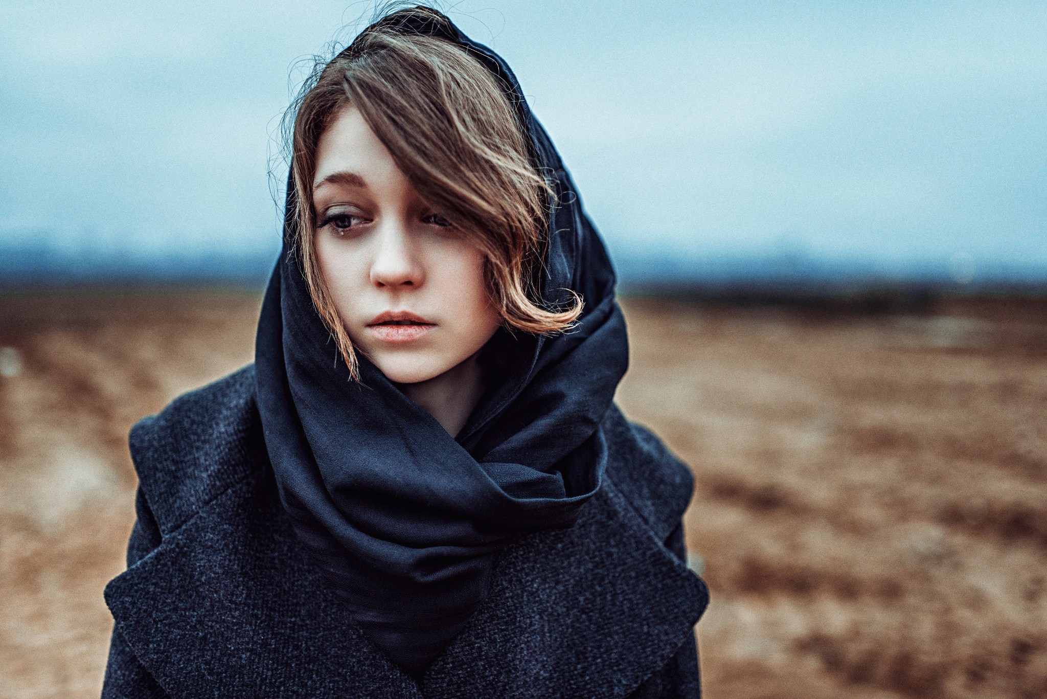 Woman wearing a dark scarf and coat HD Wallpaper
