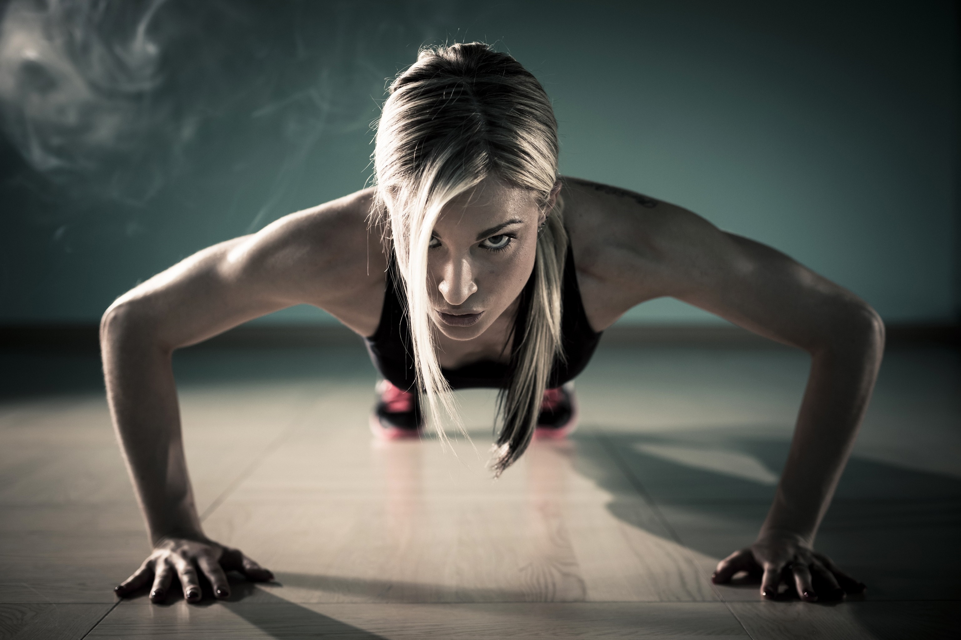 Woman doing push-ups in a gym HD Wallpaper