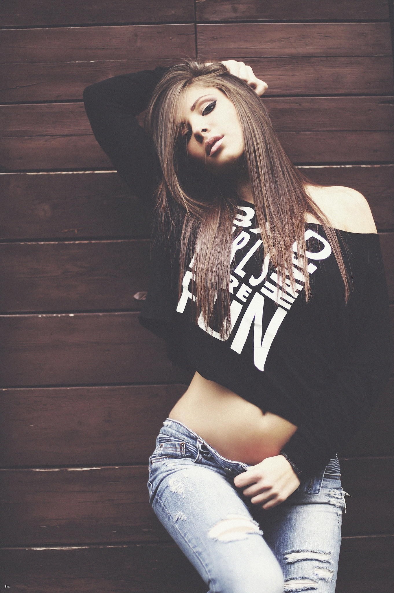 Woman in off-the-shoulder top and ripped jeans HD Wallpaper