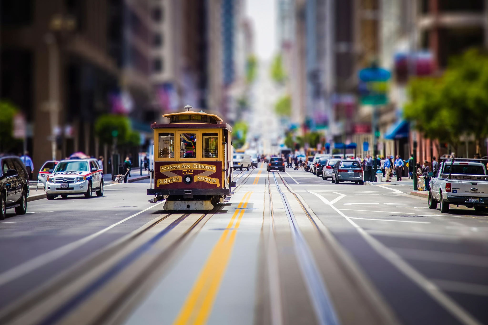 Cable car on a San Francisco street with traffic HD Wallpaper