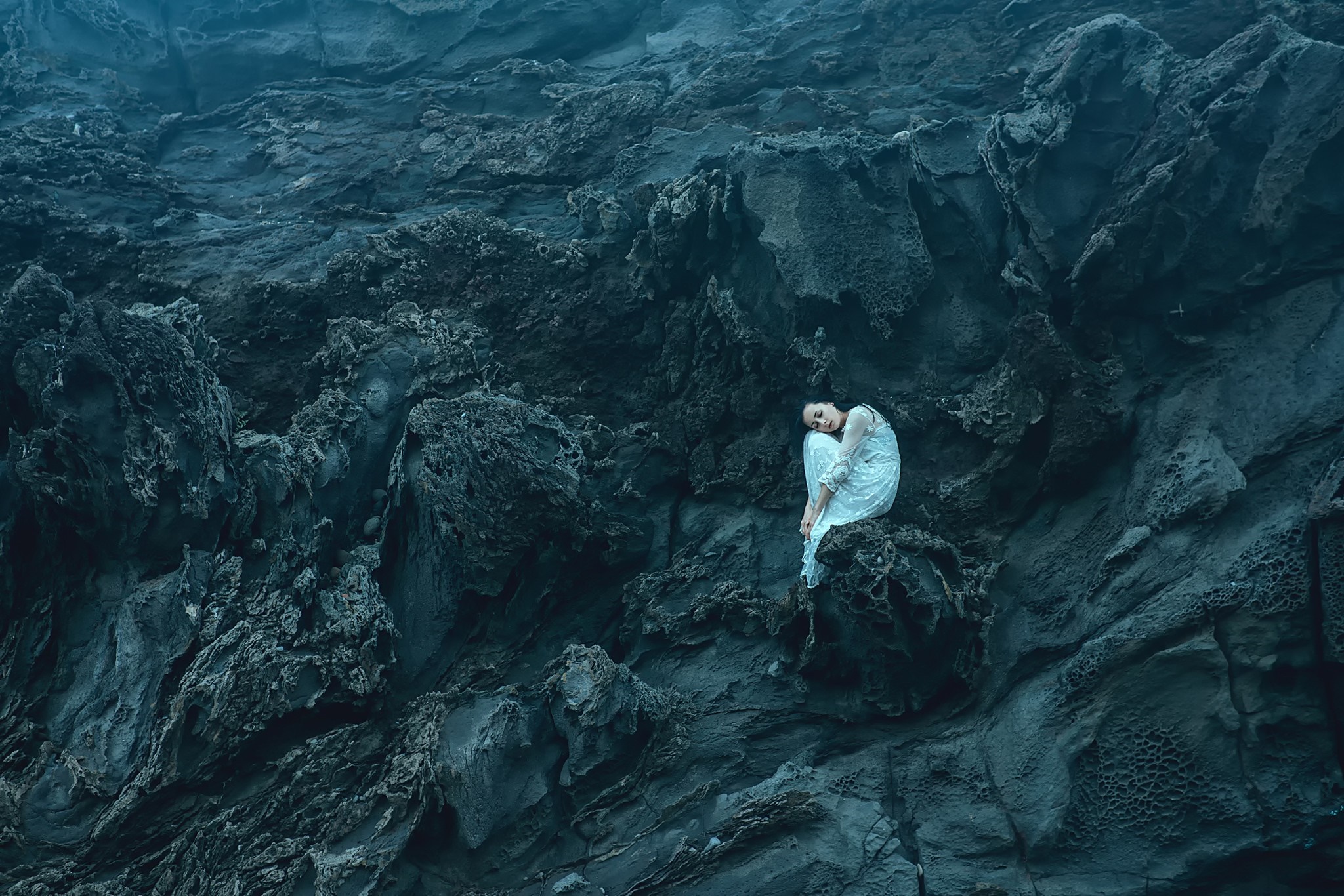 Woman in white dress sitting on rocks HD Wallpaper