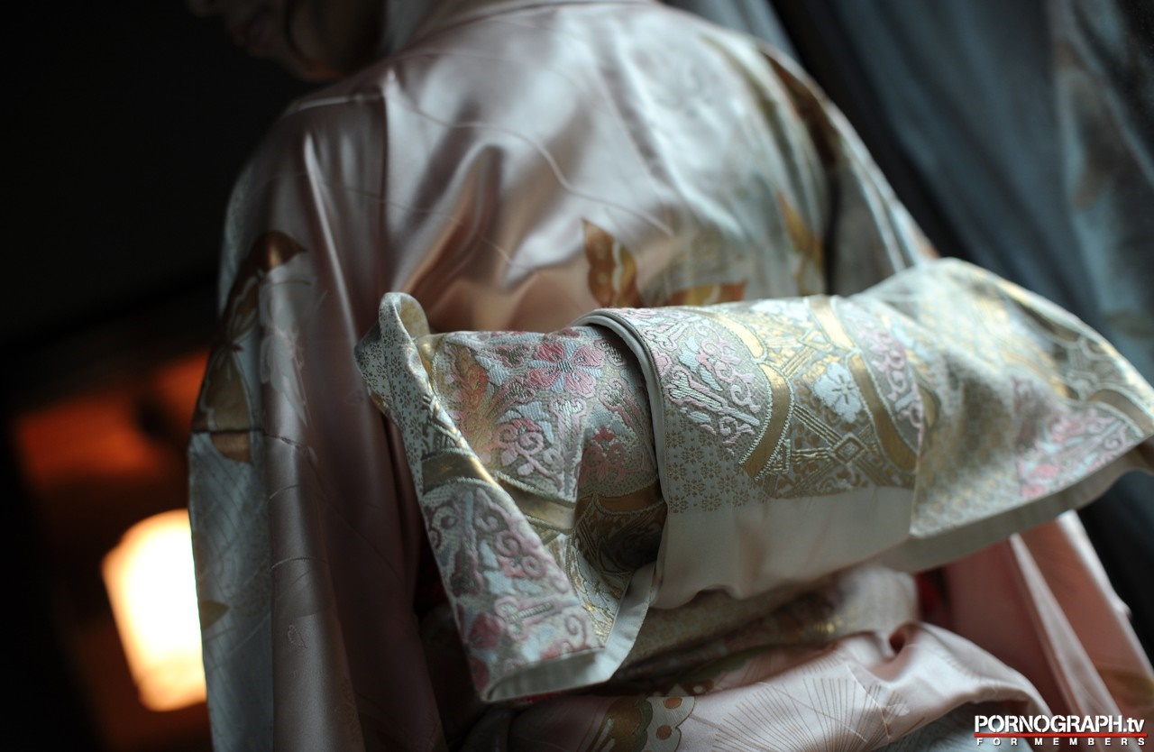 Woman in a traditional Japanese kimono HD Wallpaper
