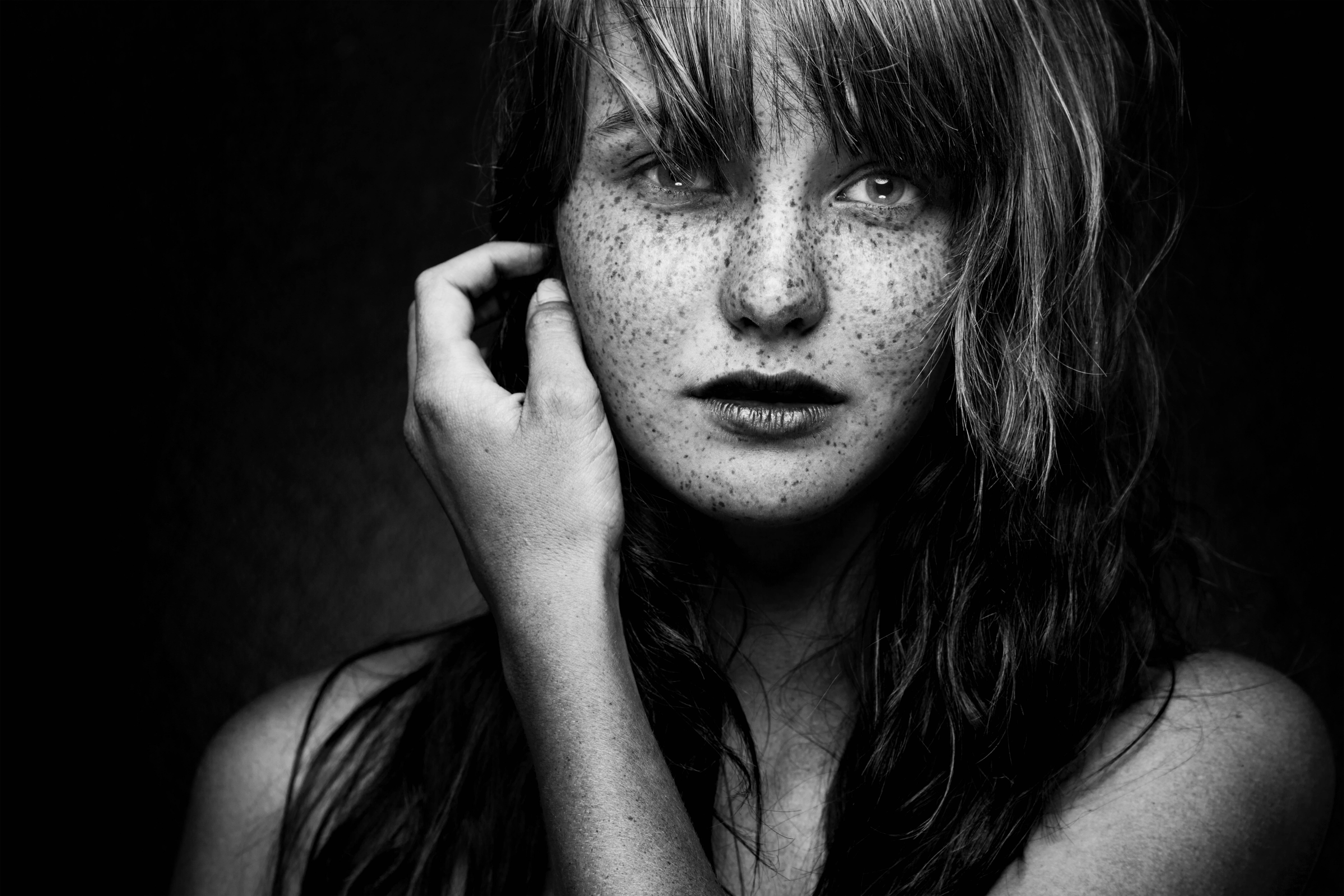 Monochrome portrait of a young woman with freckles HD Wallpaper