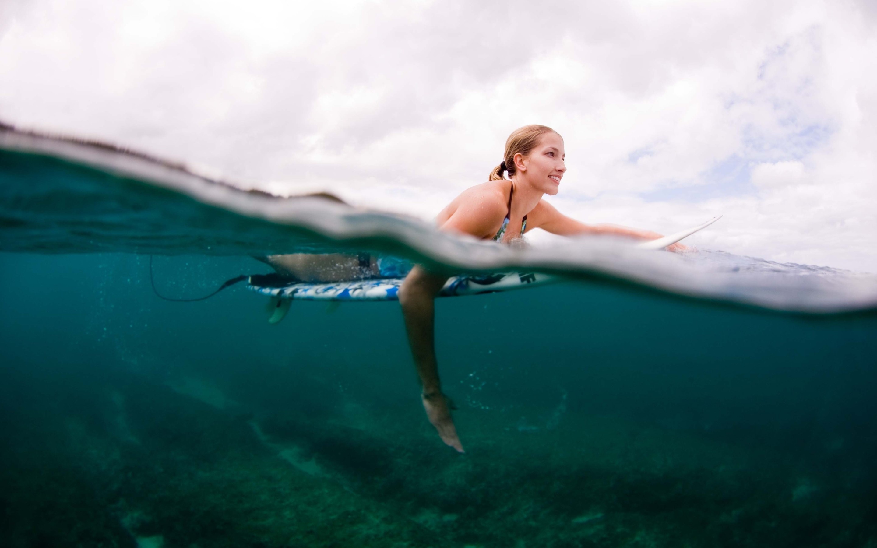 Woman surfing on a surfboard in the sea HD Wallpaper