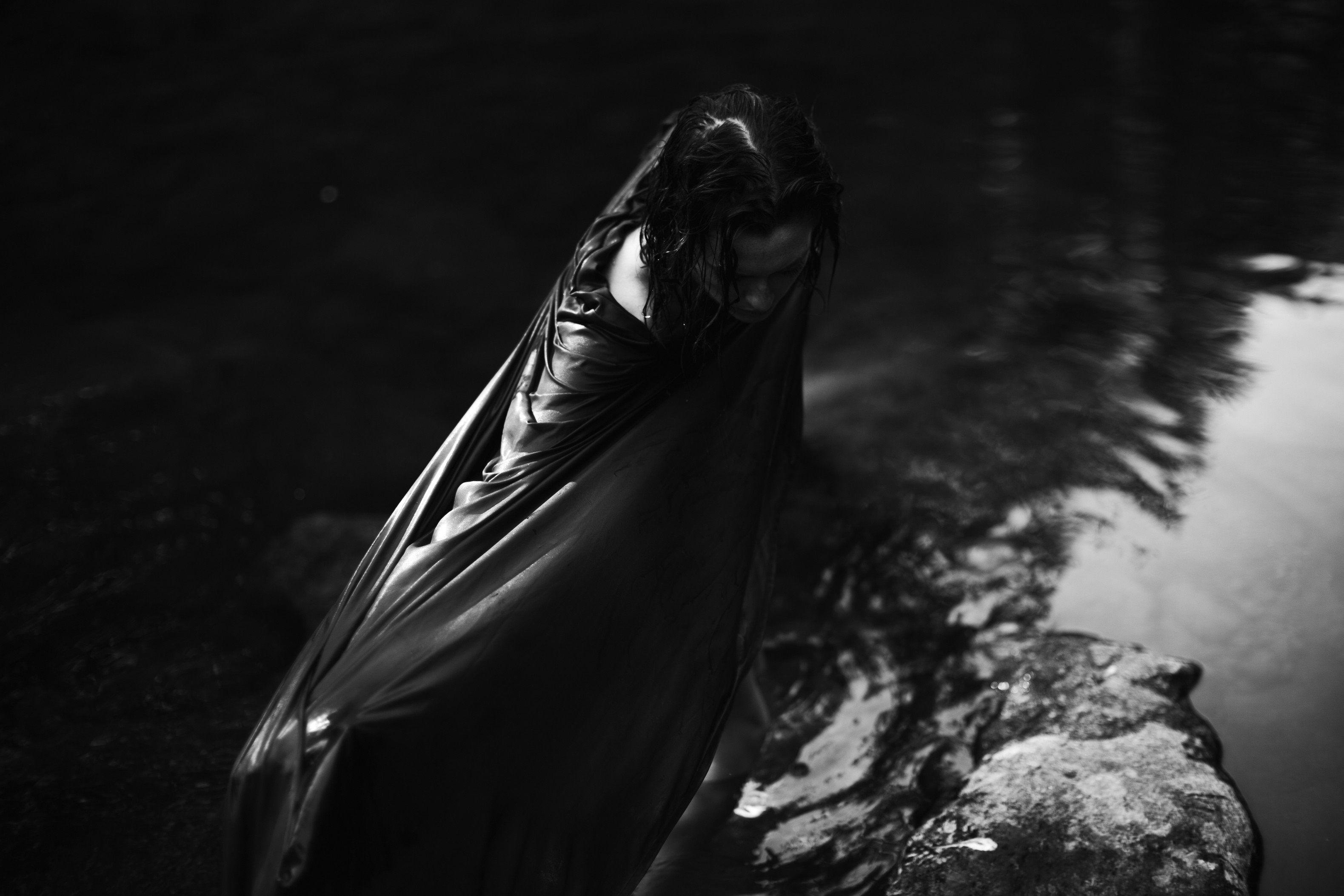 Monochrome photo of a woman in a dark, wet environment HD Wallpaper