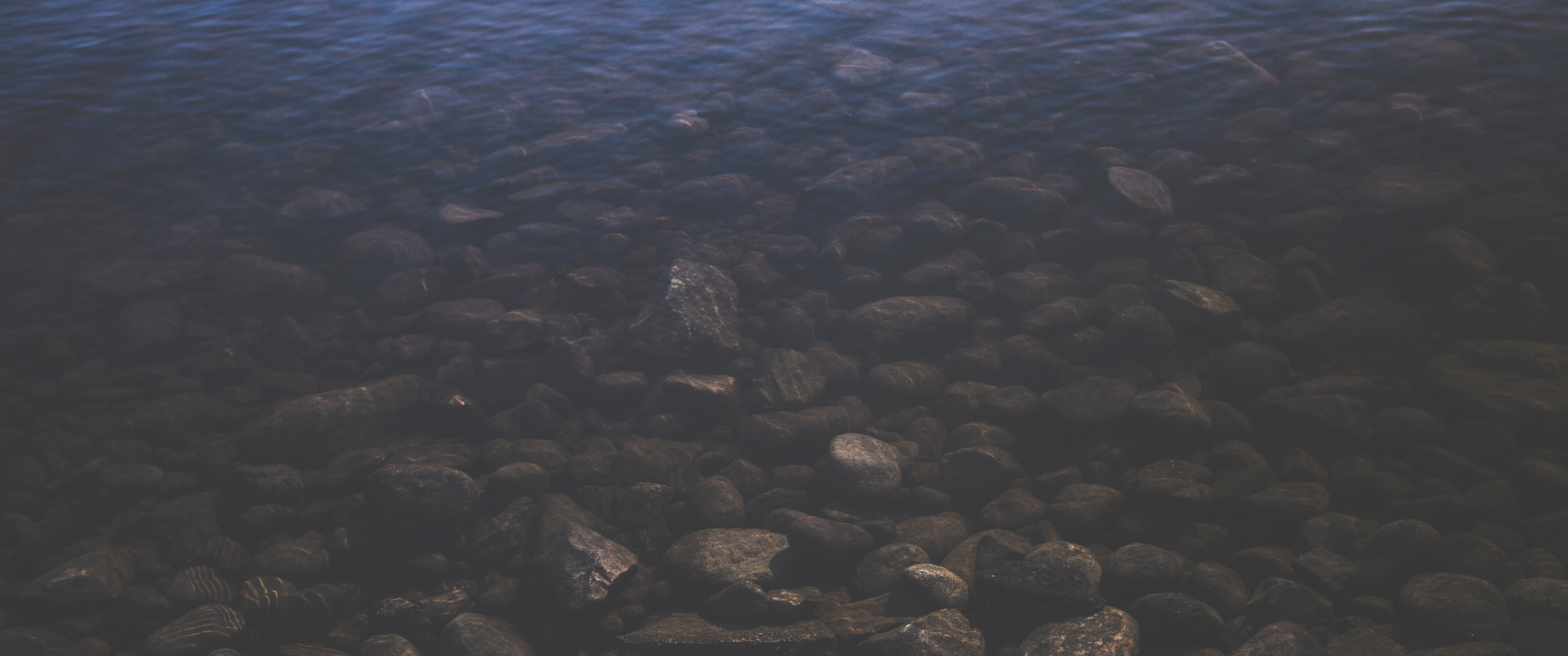 Underwater rocks with sunlight reflection HD Wallpaper