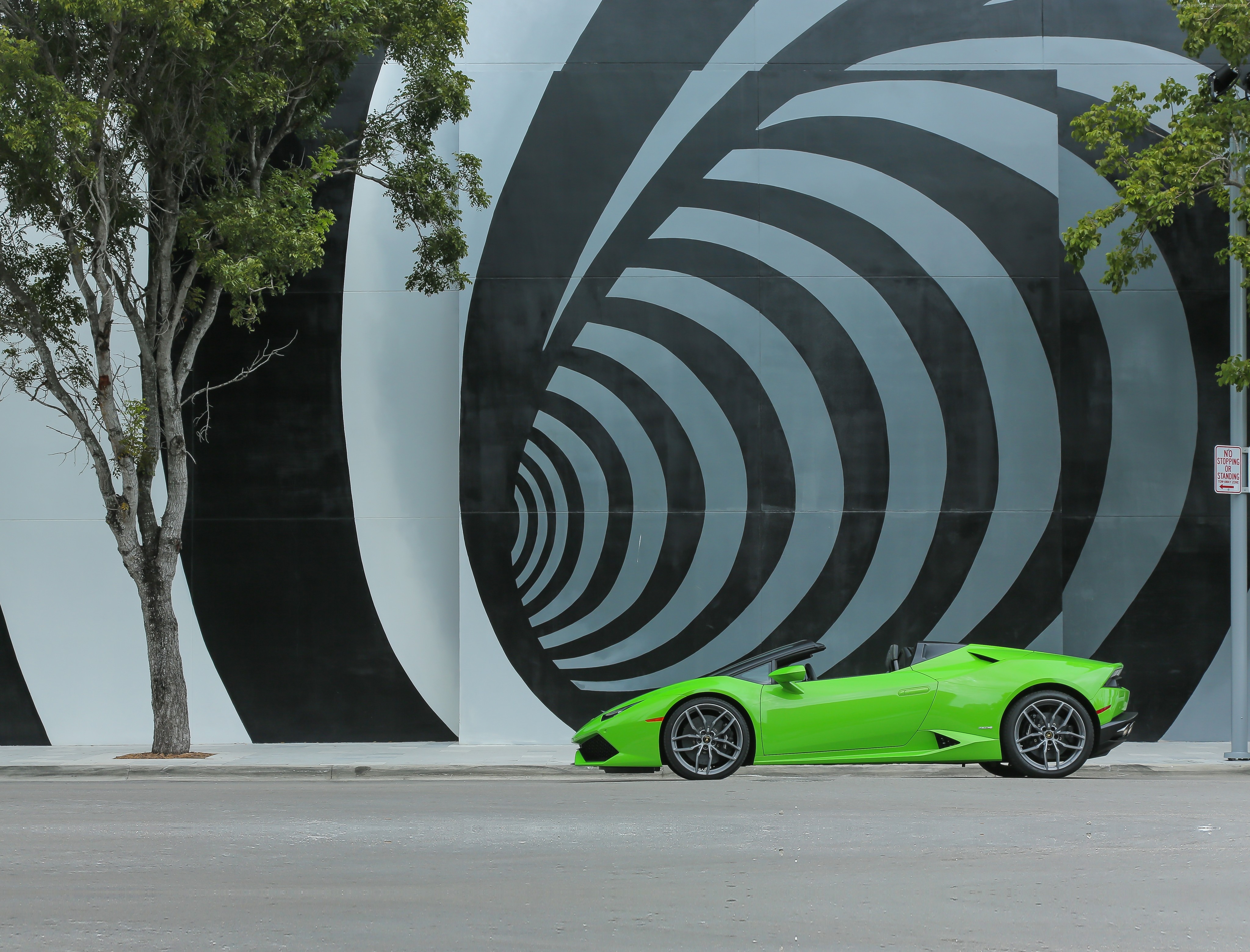 Green Lamborghini Huracán LP 610-4 Spyder with Mural HD Wallpaper