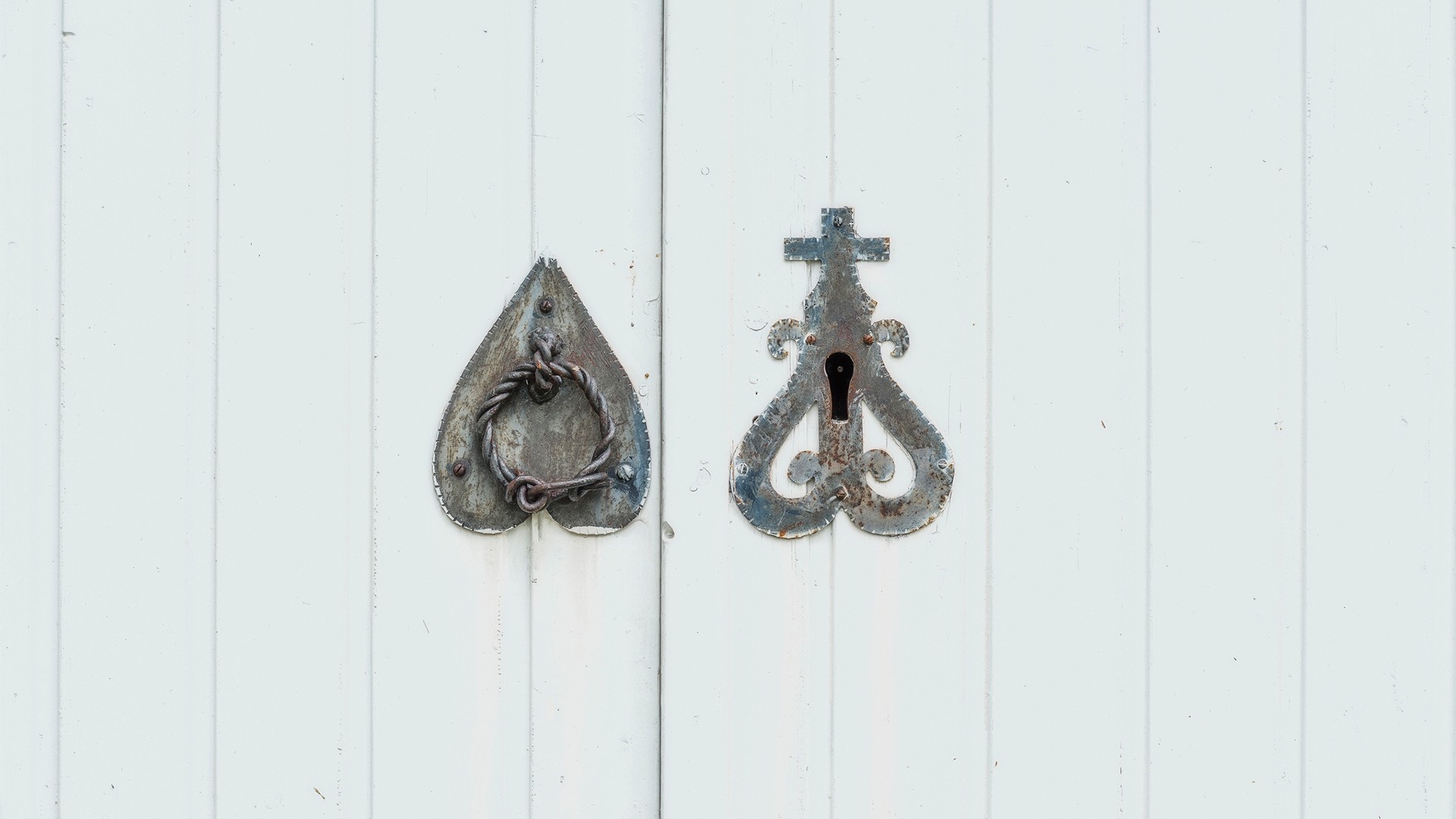 Ornate heart-shaped door hardware with keyhole and ring HD Wallpaper