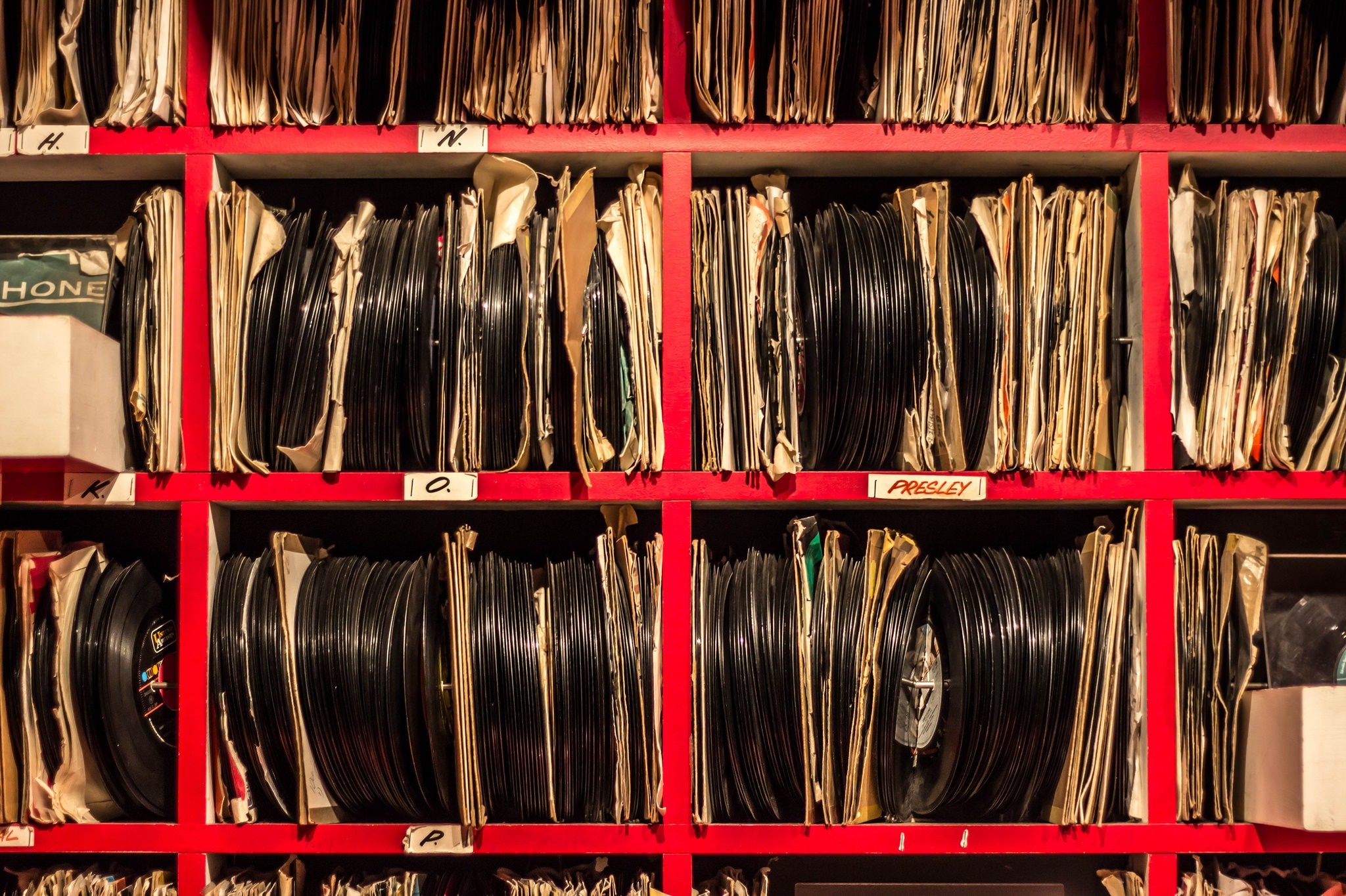 Record collection in a closet HD Wallpaper