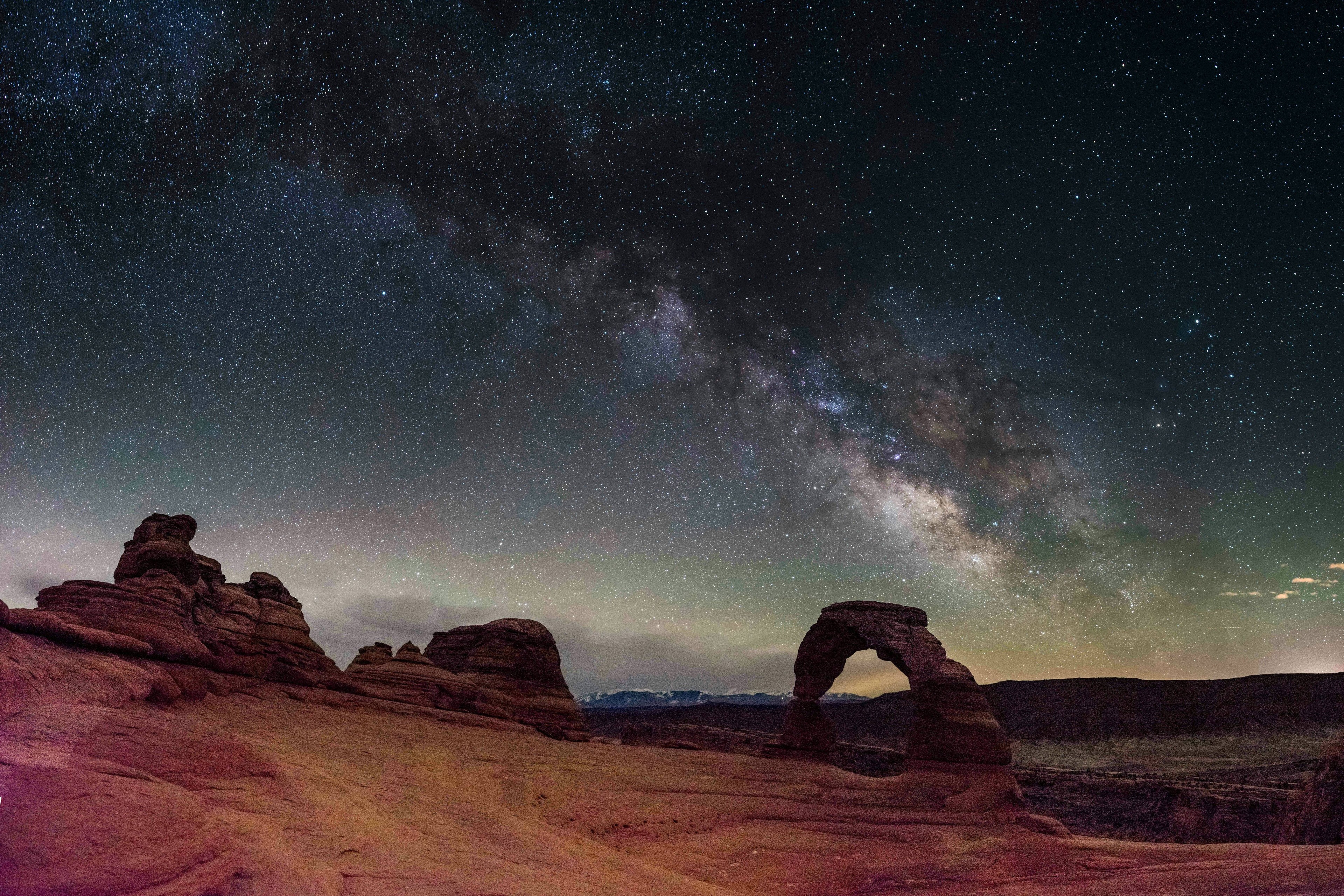 Milky Way over Delicate Arch at Night HD Wallpaper