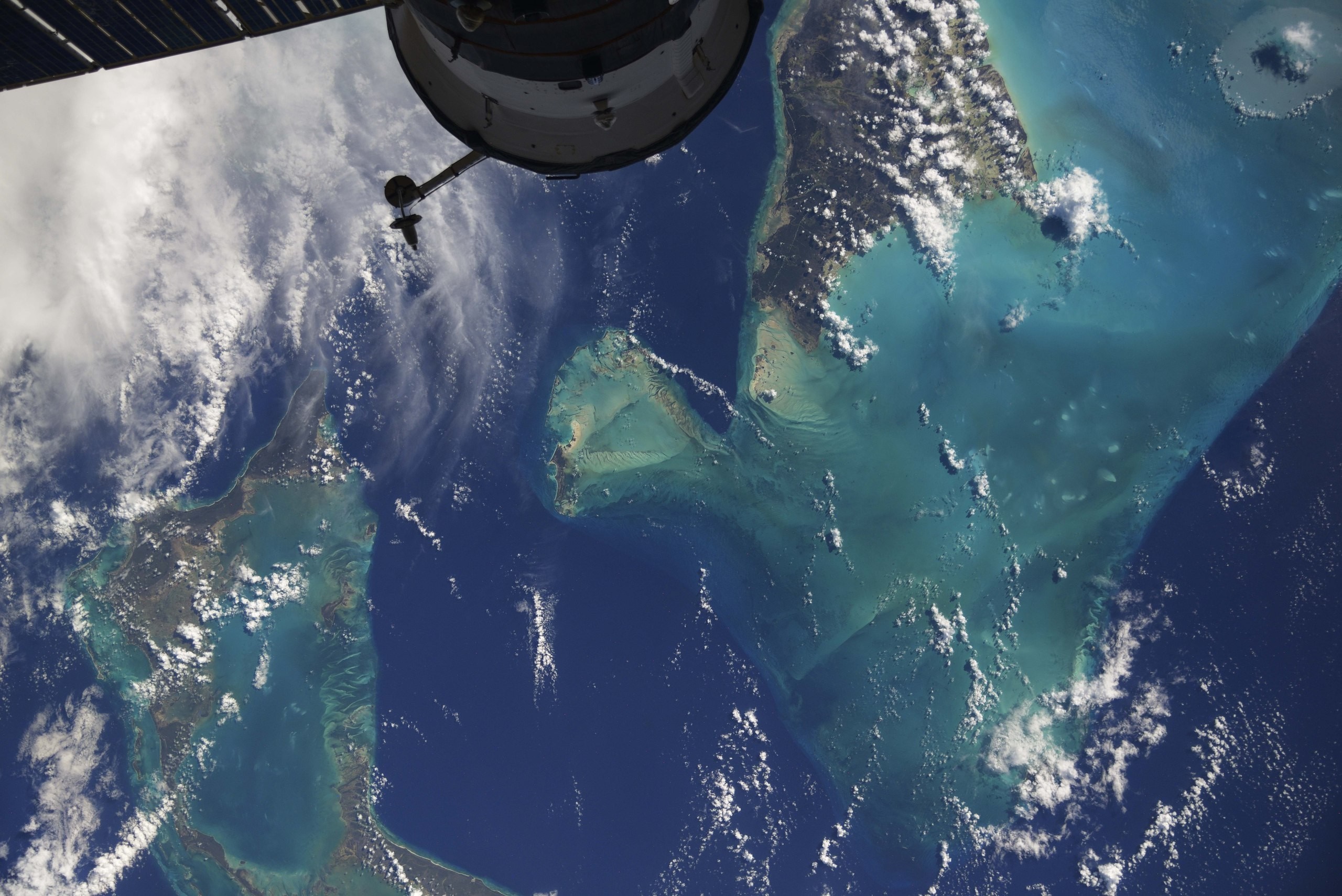 Spacecraft orbiting Earth over the Bahamas HD Wallpaper