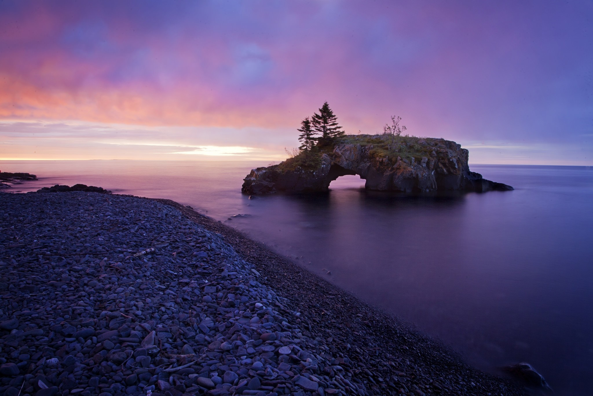 Arch rock formation in Lake Superior at sunrise HD Wallpaper