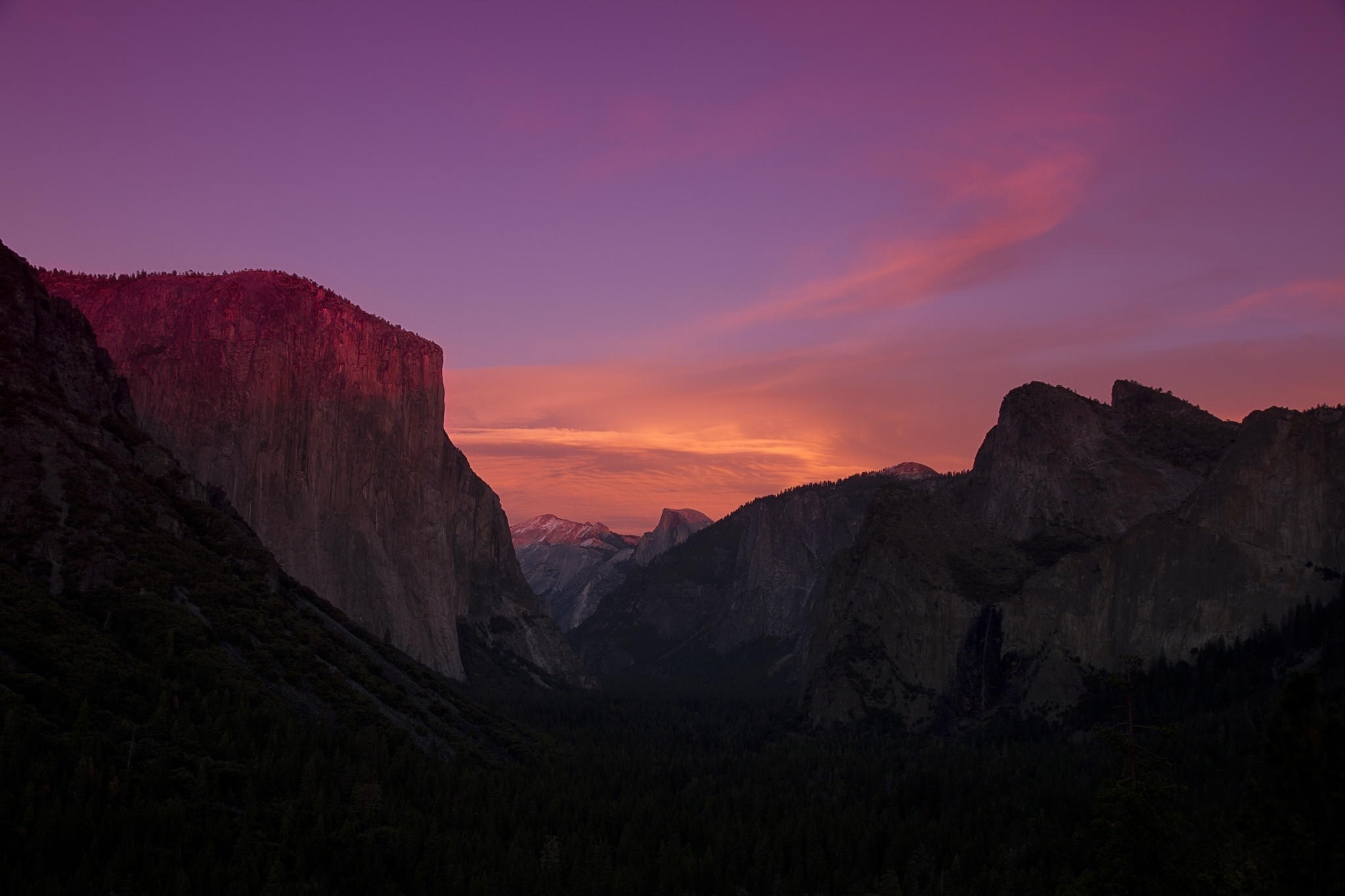 Yosemite Valley at sunset with El Capitan HD Wallpaper