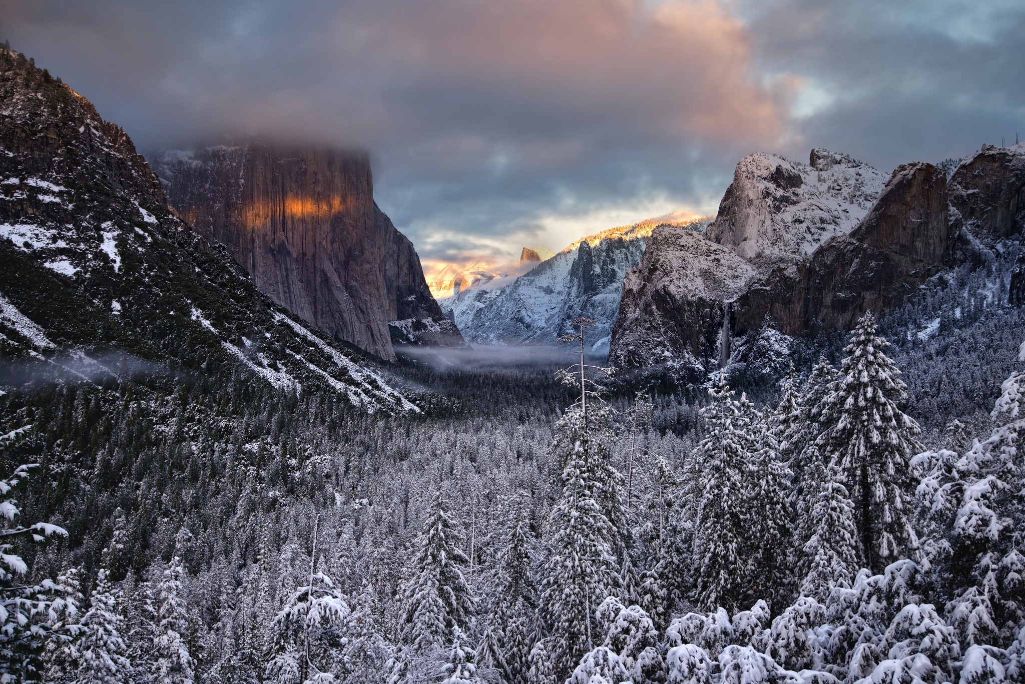 Snowy Yosemite Valley at Sunrise HD Wallpaper