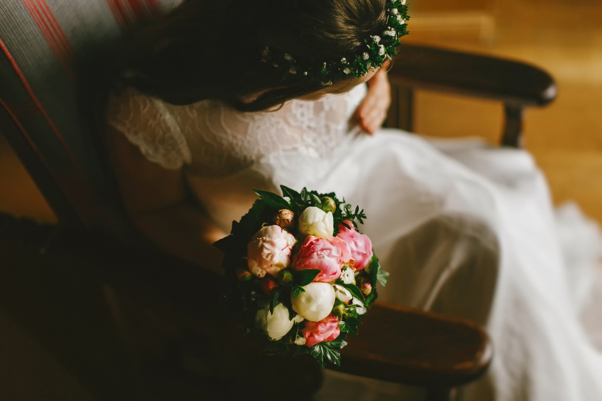 Bride in a white dress holding a bouquet HD Wallpaper