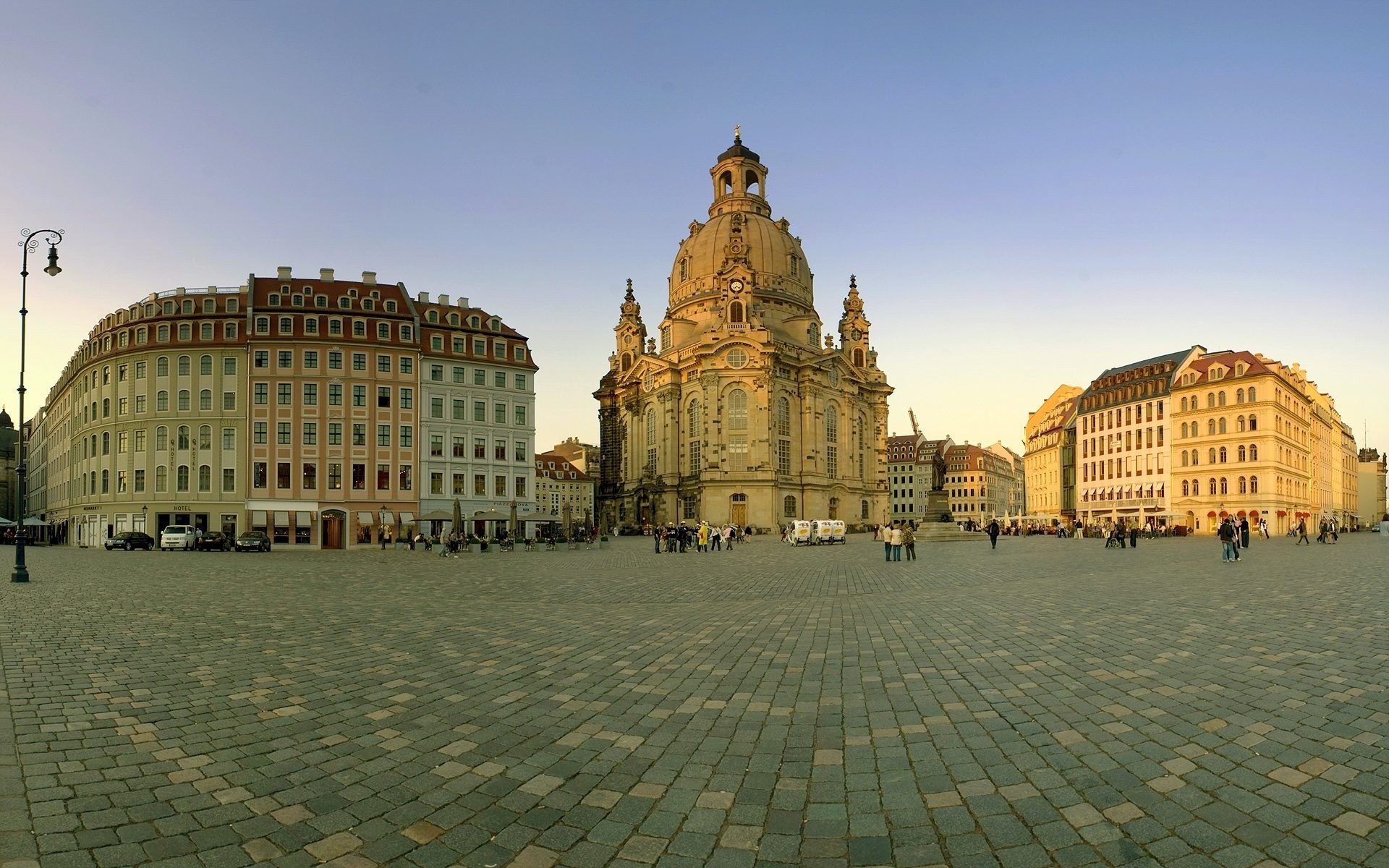 Frauenkirche church in Dresden town square HD Wallpaper