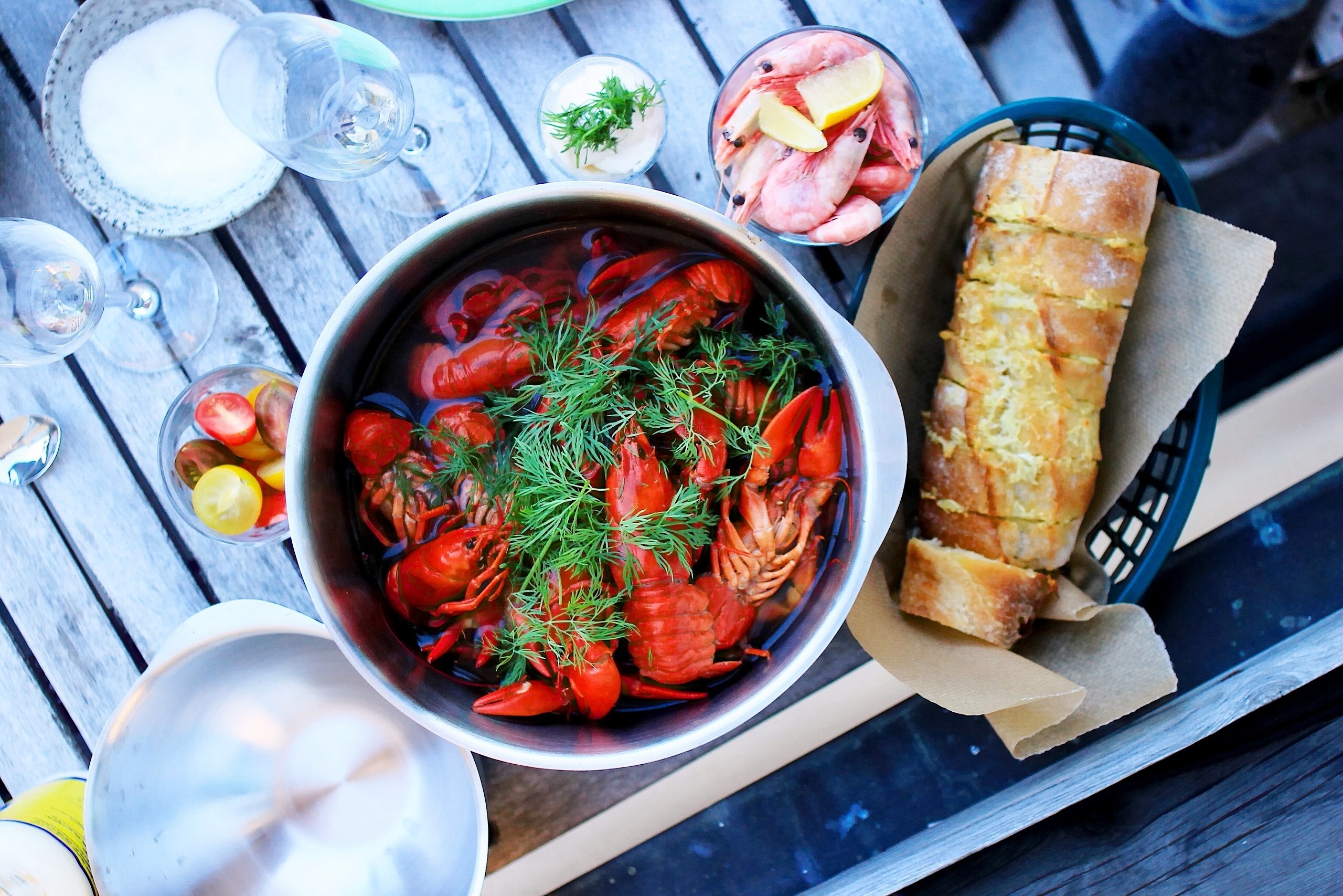 Crawfish boil with bread and shrimp HD Wallpaper