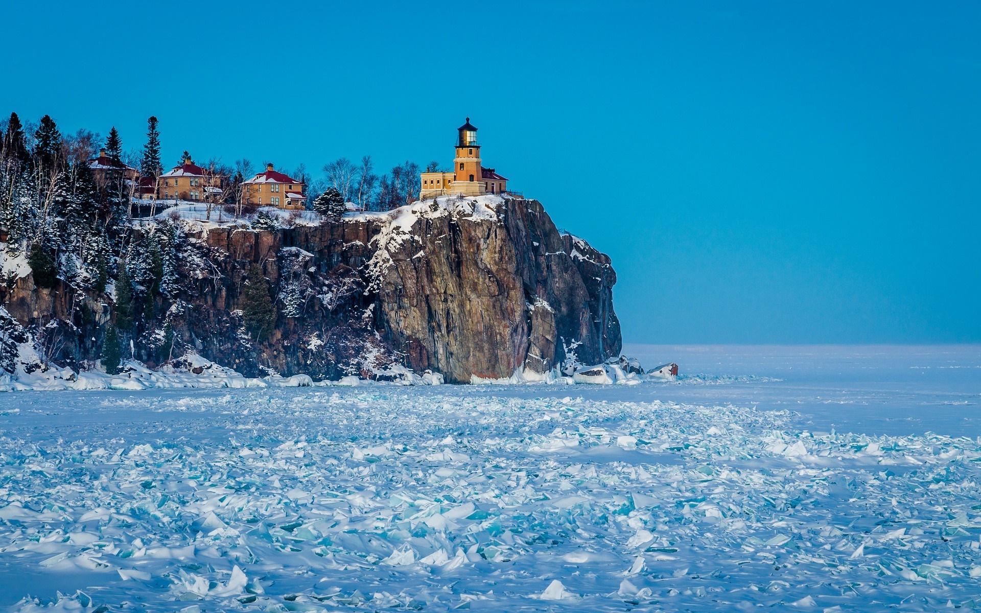 Split Rock Lighthouse on a snowy cliff overlooking Lake Superior HD Wallpaper