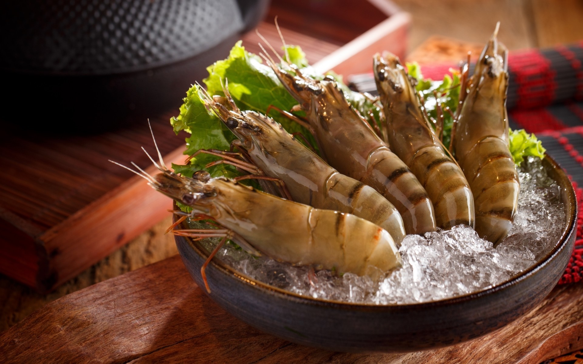 Fresh prawns on ice with lettuce HD Wallpaper
