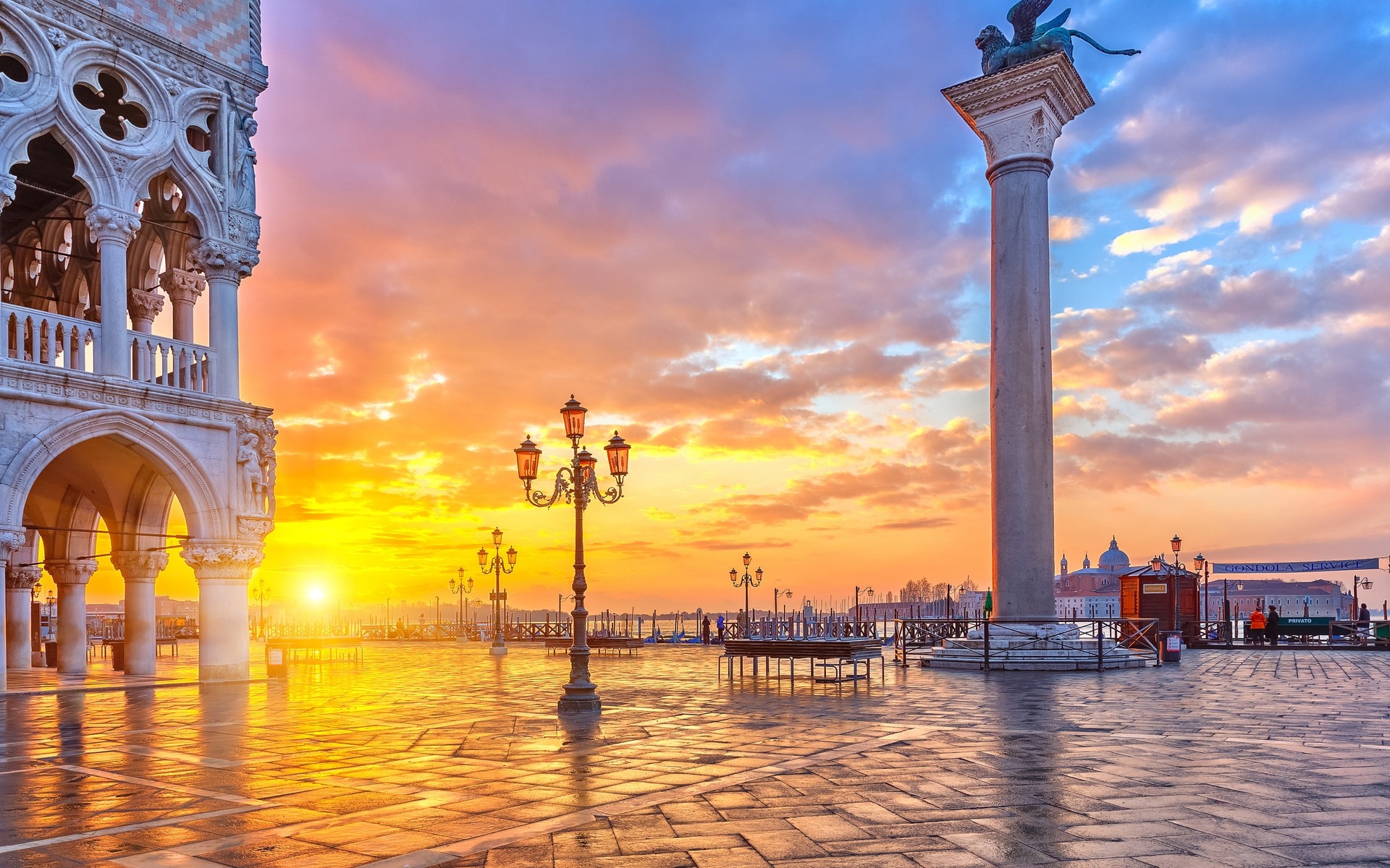 Venice square at sunrise with Doge's Palace and column HD Wallpaper