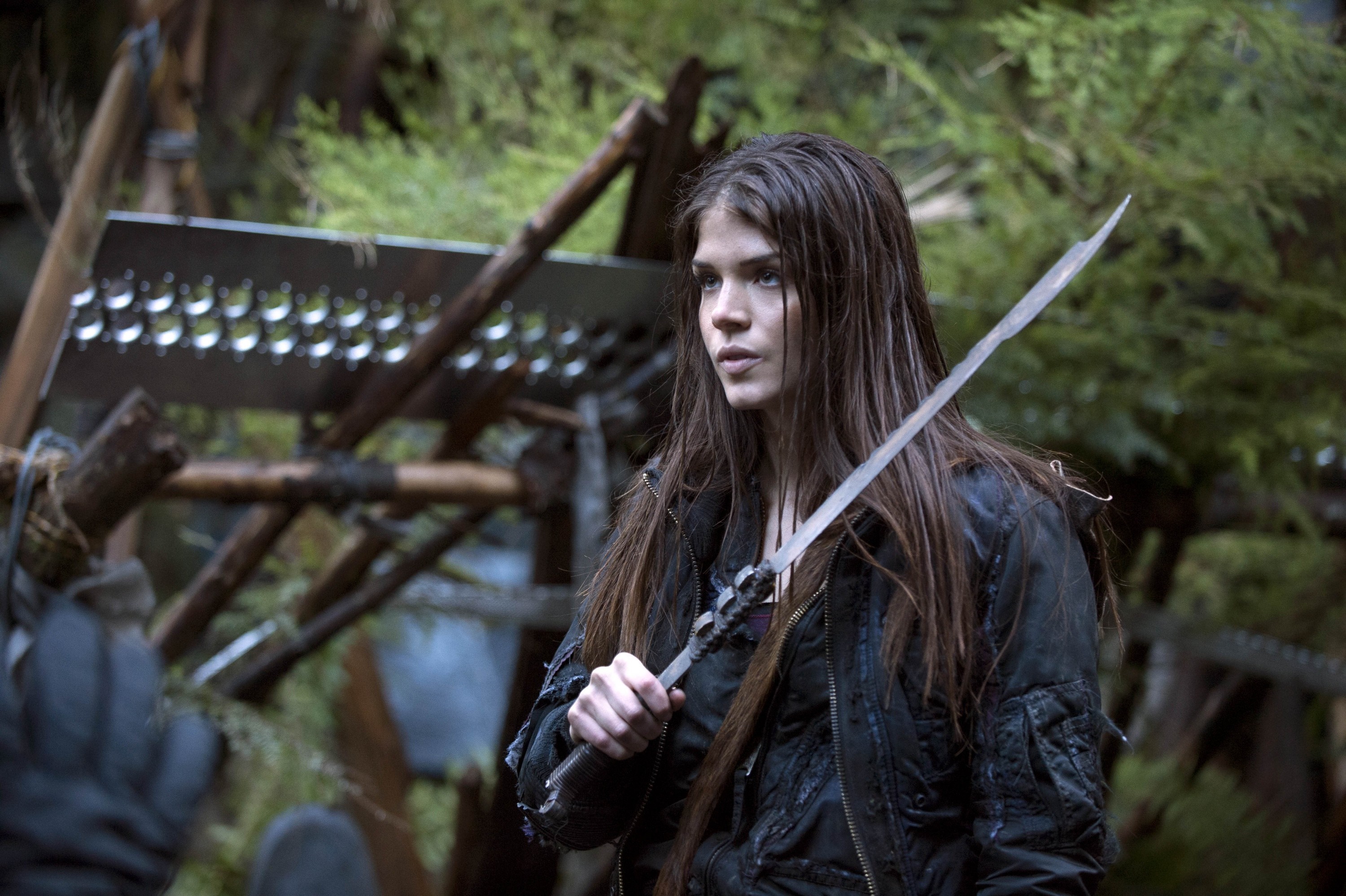 Octavia Blake from The 100 holding a sword HD Wallpaper