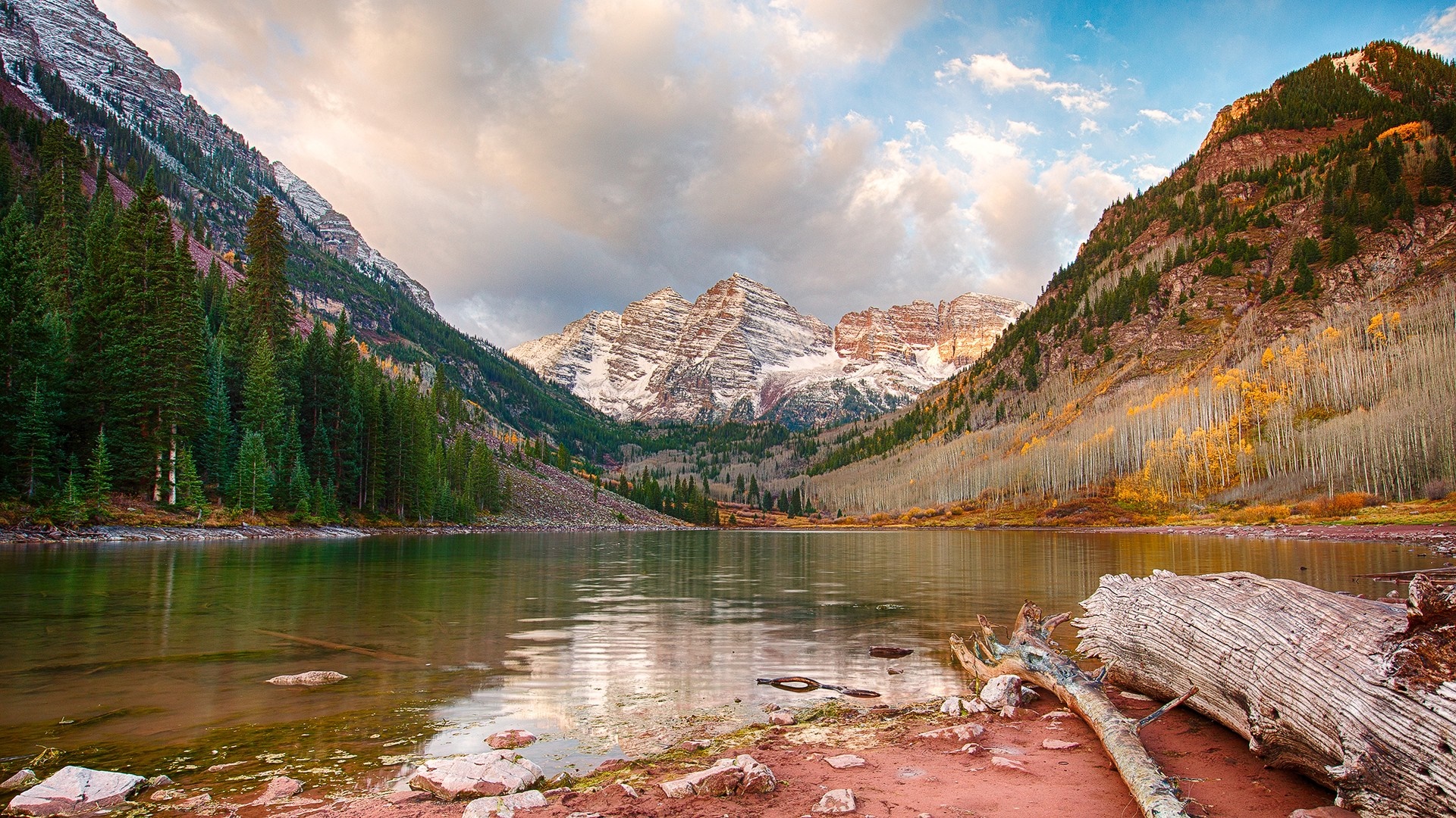 Maroon Bells lake and mountains in autumn HD Wallpaper