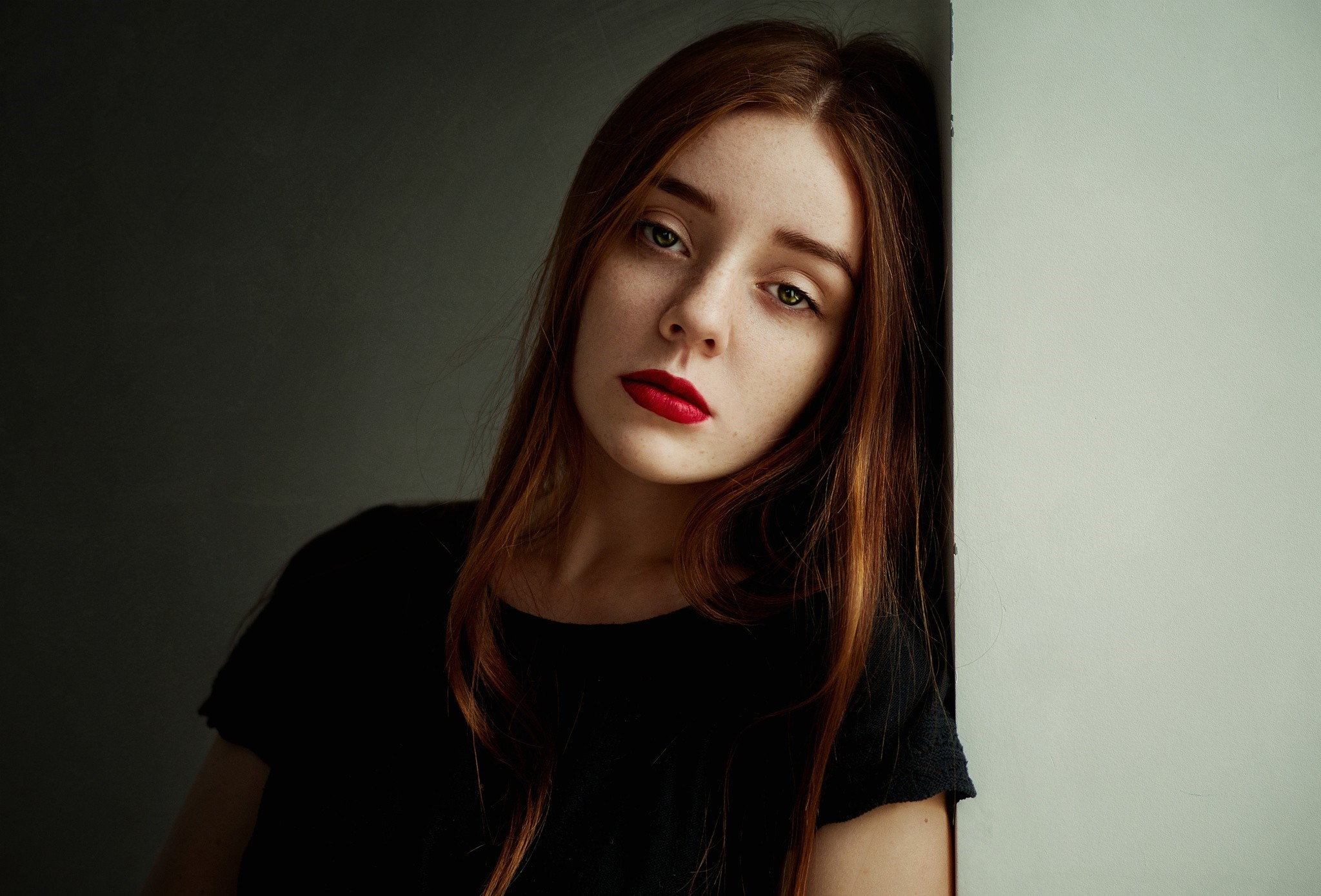 Woman with red lipstick leaning against a wall HD Wallpaper