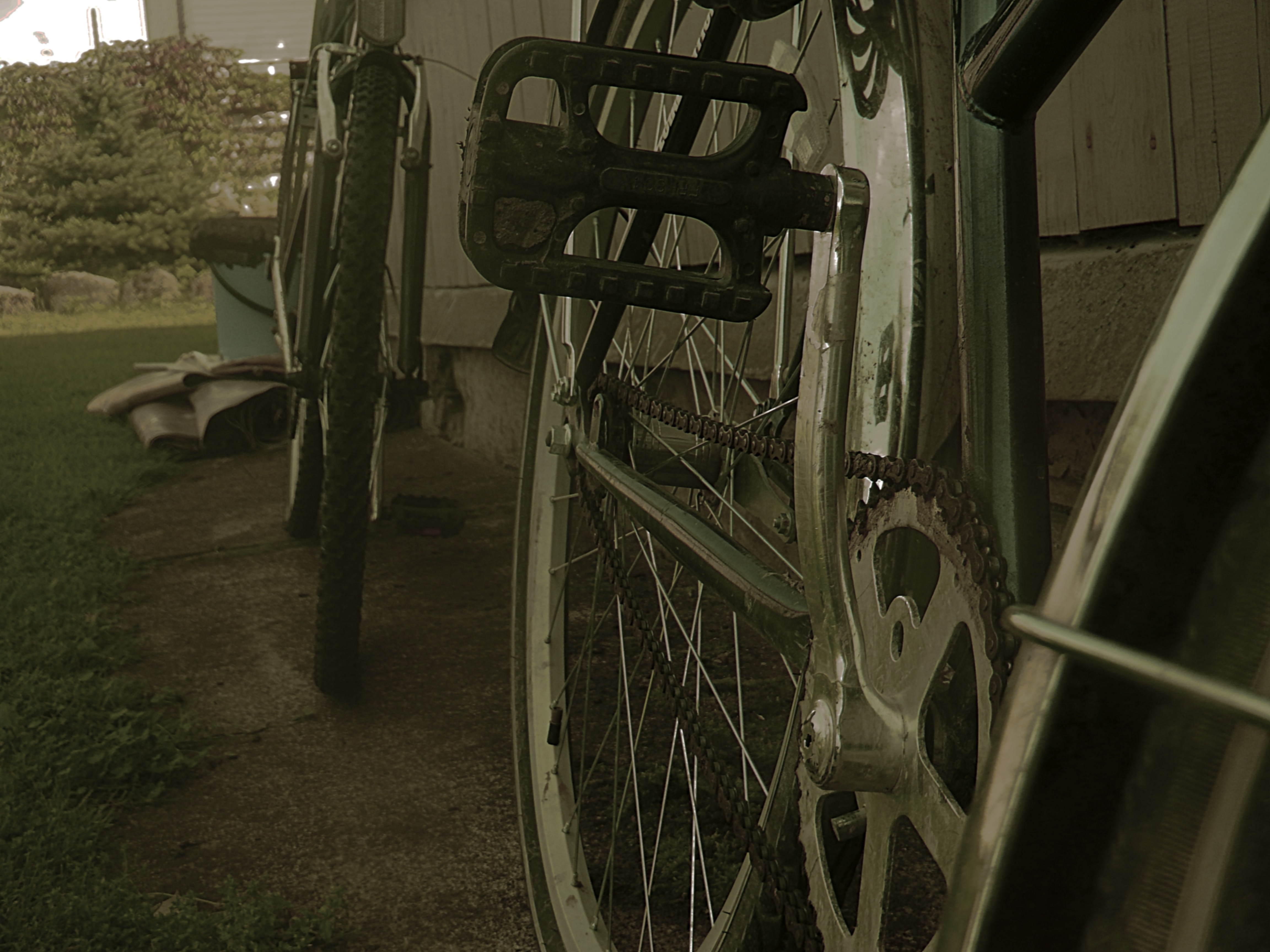 Close-up of a bicycle's pedal and chain HD Wallpaper