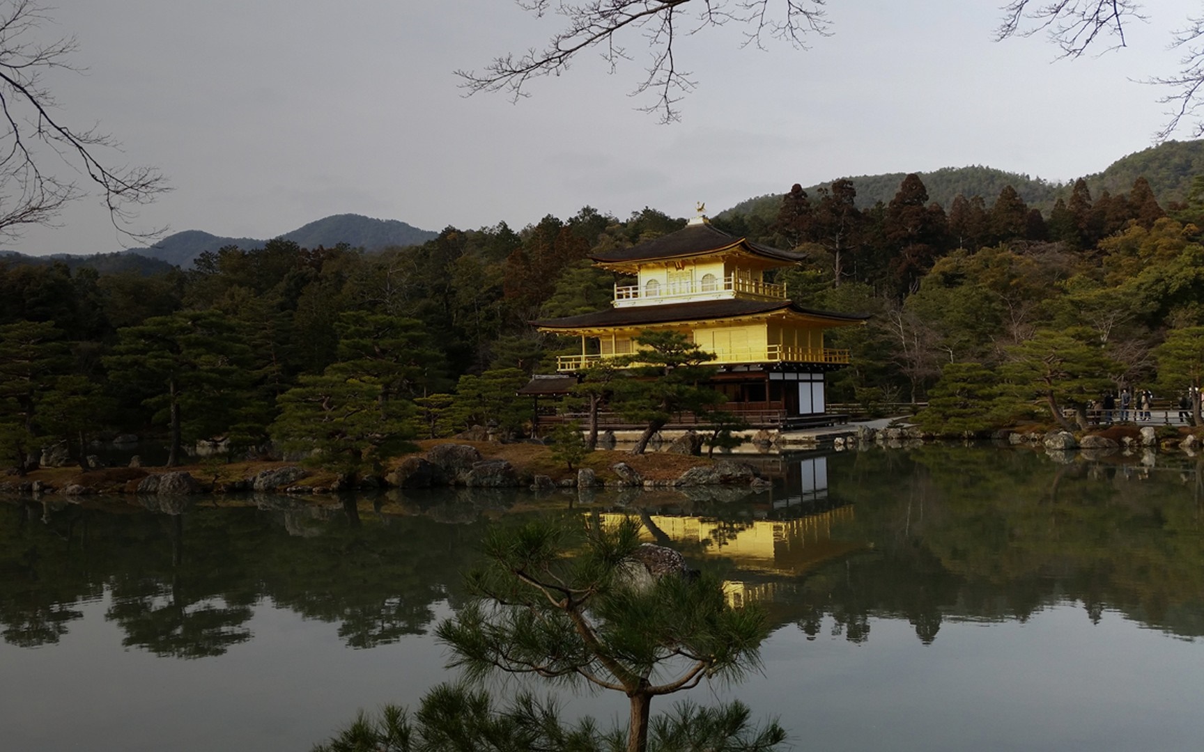 Golden Pavilion reflected in a lake in Japan HD Wallpaper