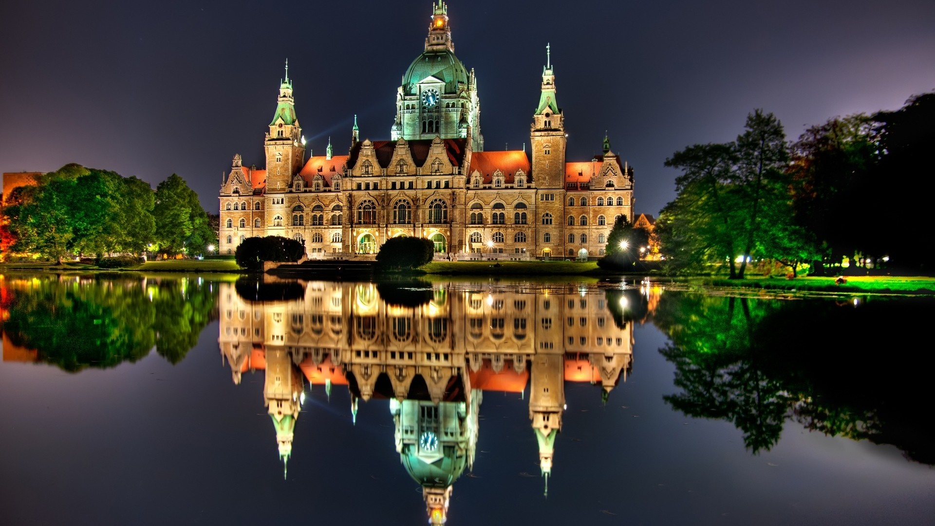 New Town Hall in Hanover reflected in a lake at night HD Wallpaper