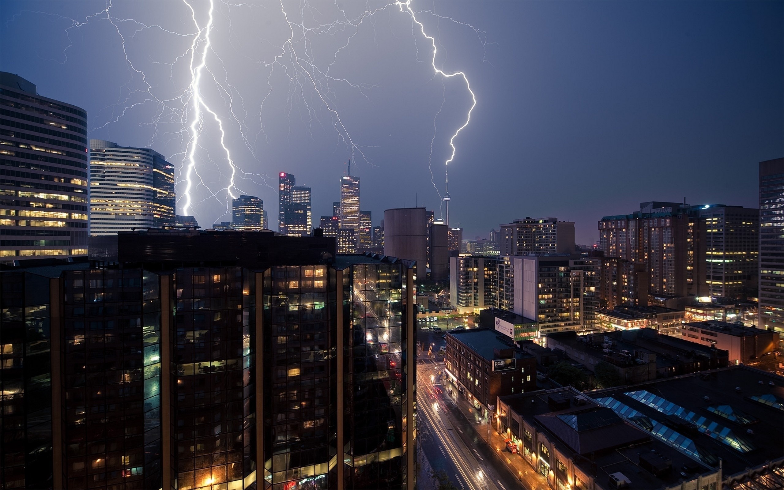 Lightning strikes over Toronto cityscape at night HD Wallpaper