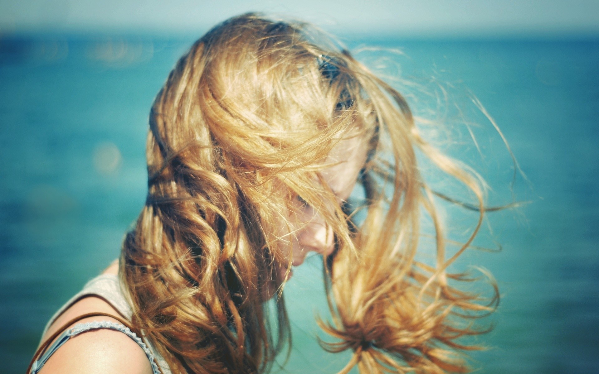 Woman with long blonde hair by the sea HD Wallpaper