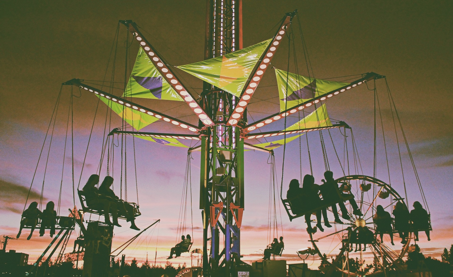 Amusement park swing ride and ferris wheel at dusk HD Wallpaper