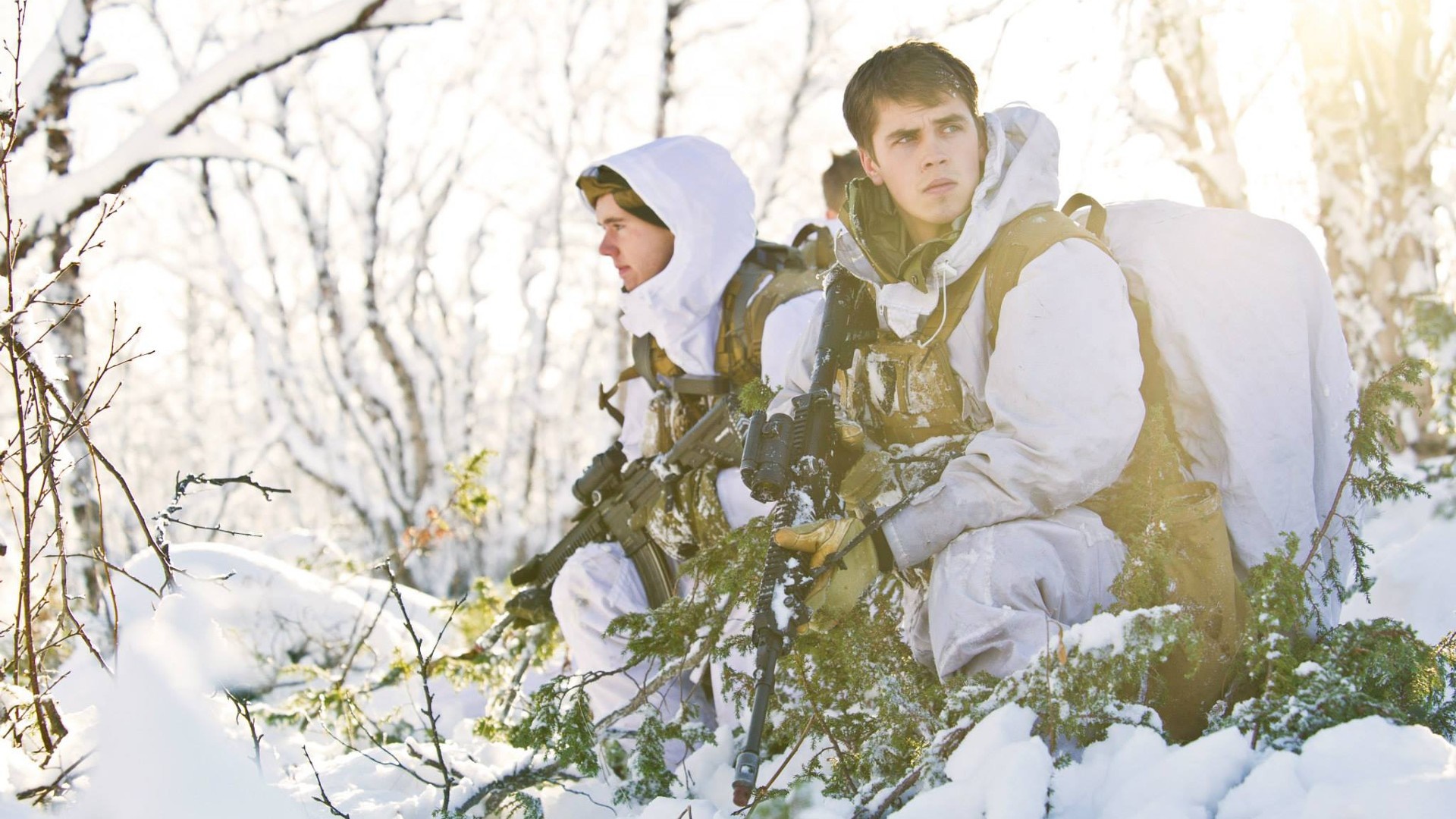 Norwegian soldiers in winter camouflage in a snowy forest HD Wallpaper