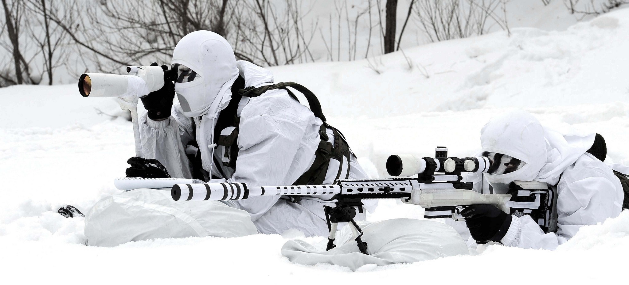 Two soldiers in camouflage in the snow with rifles HD Wallpaper