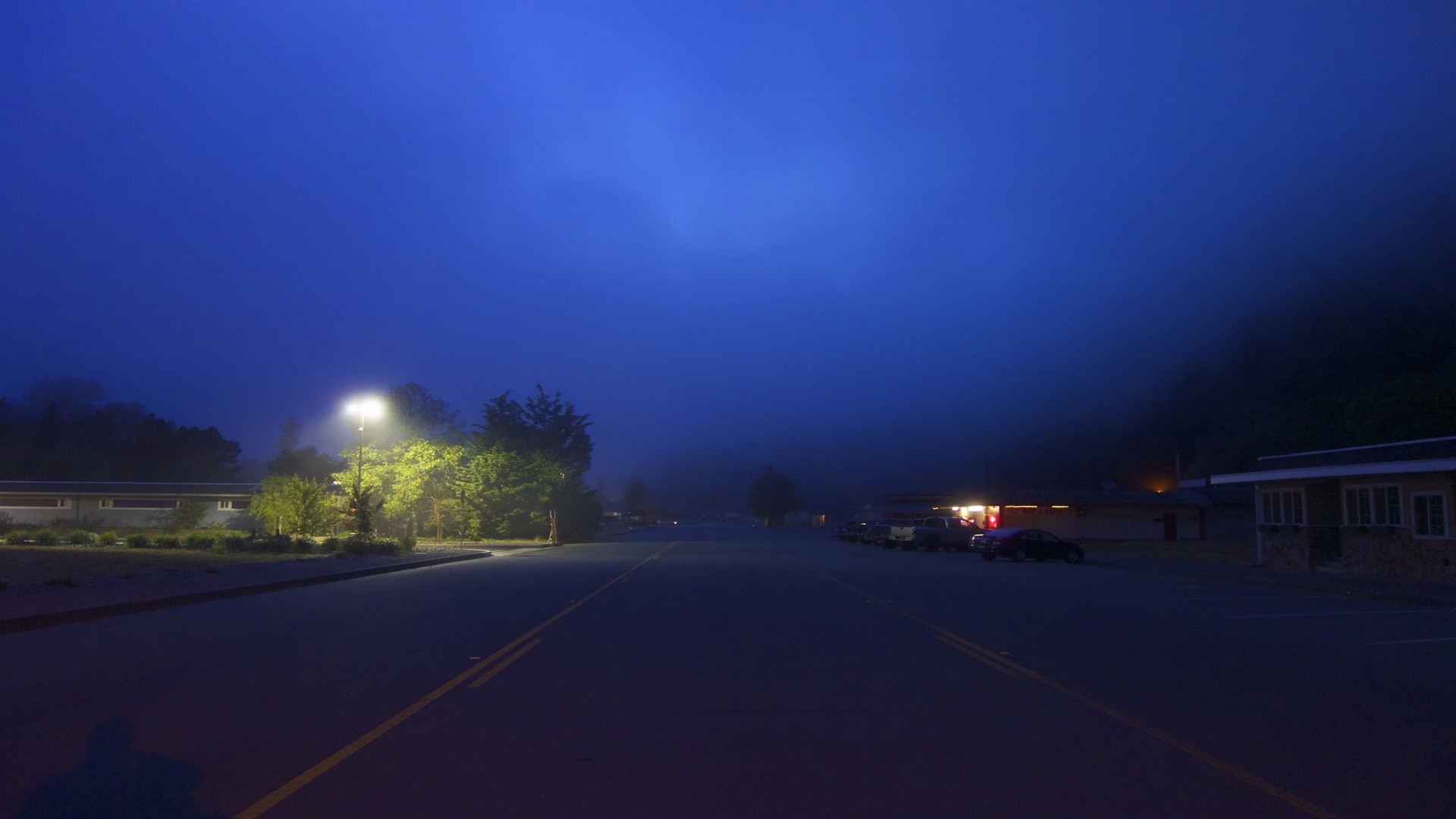 Street light at night in foggy weather HD Wallpaper
